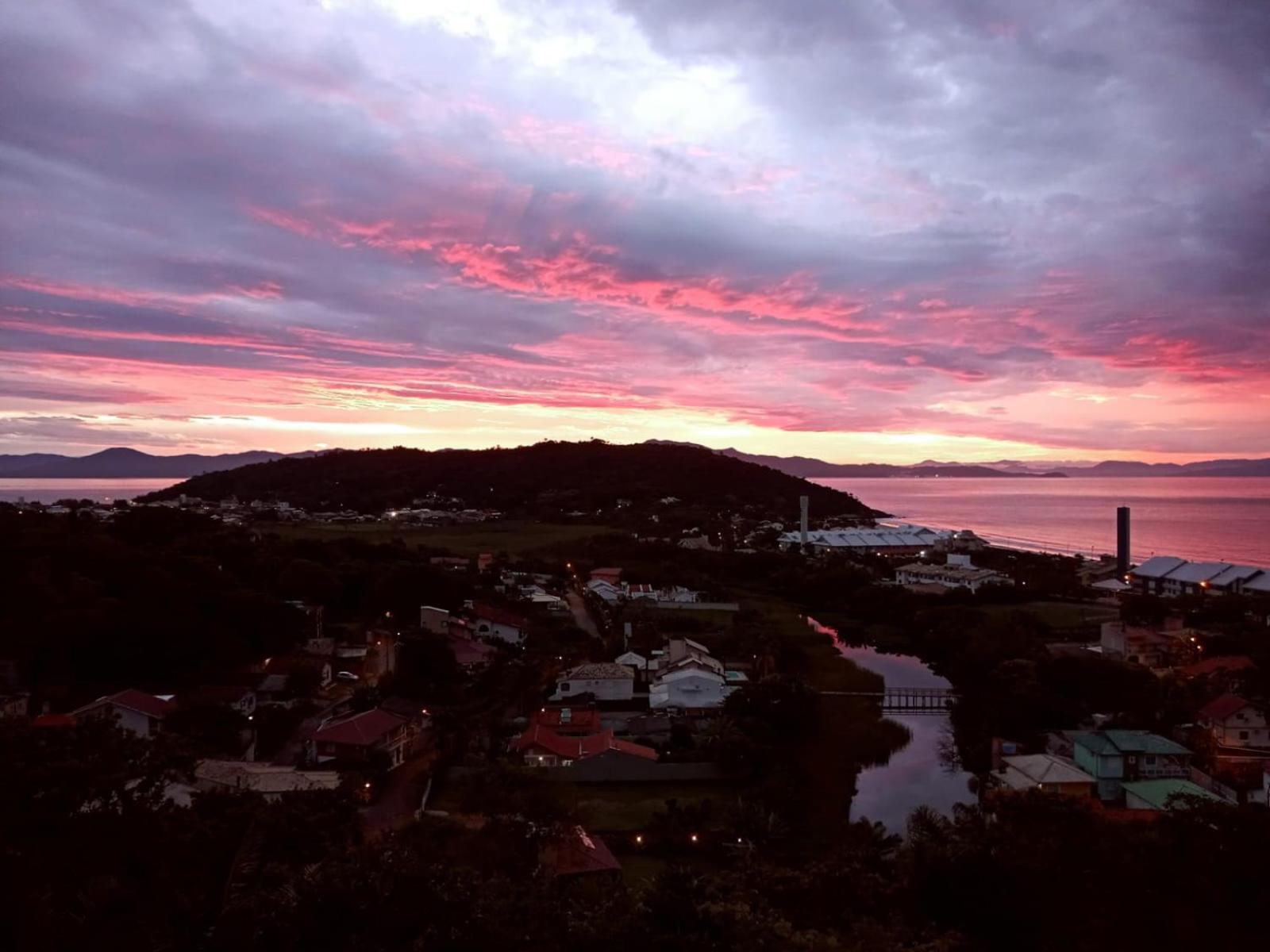 Casa 3 quartos com pôr do sol, vista 2 praias e natureza a 5min da praia da Lagoinha, Ponta das Canas