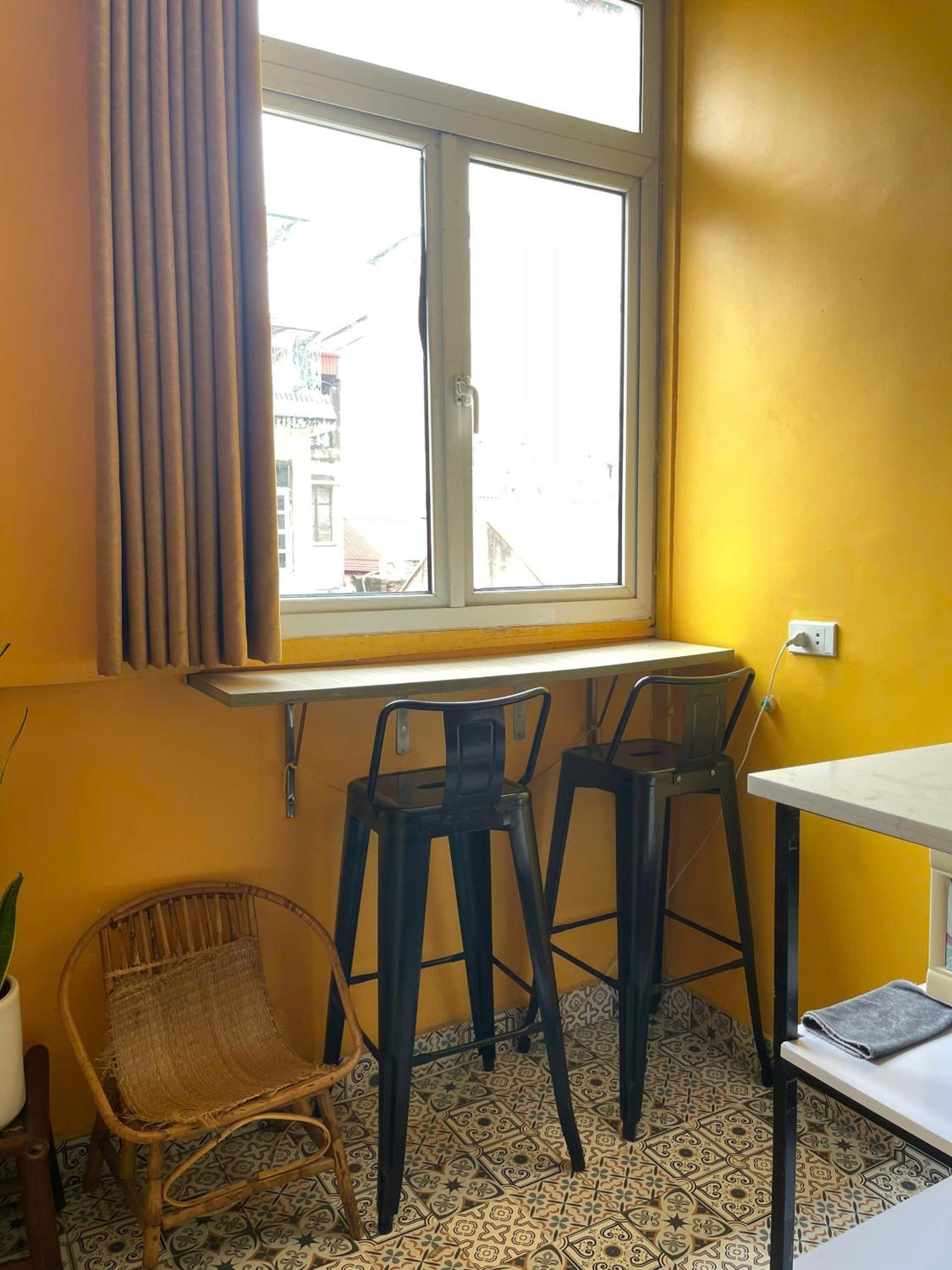 Large Window- Quiet- Old Quarter