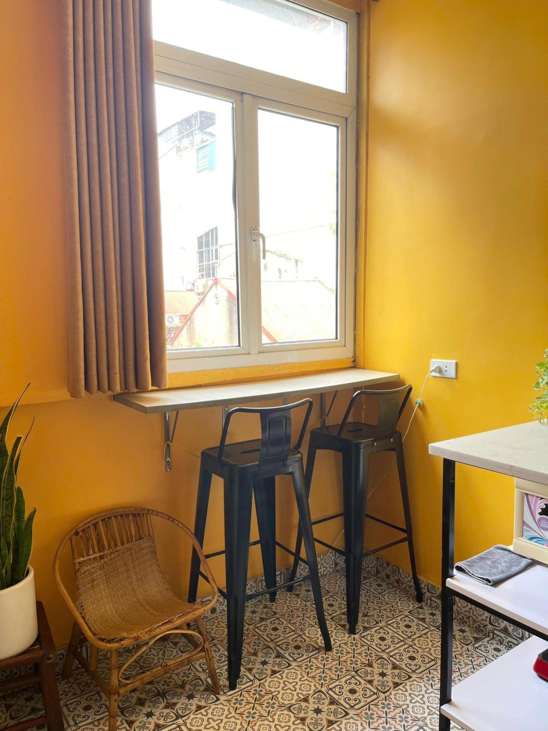 Large Window- Quiet- Old Quarter