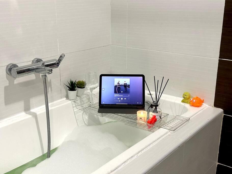 Encorp Marina Puteri Harbour Bathtub Netflix photo 6