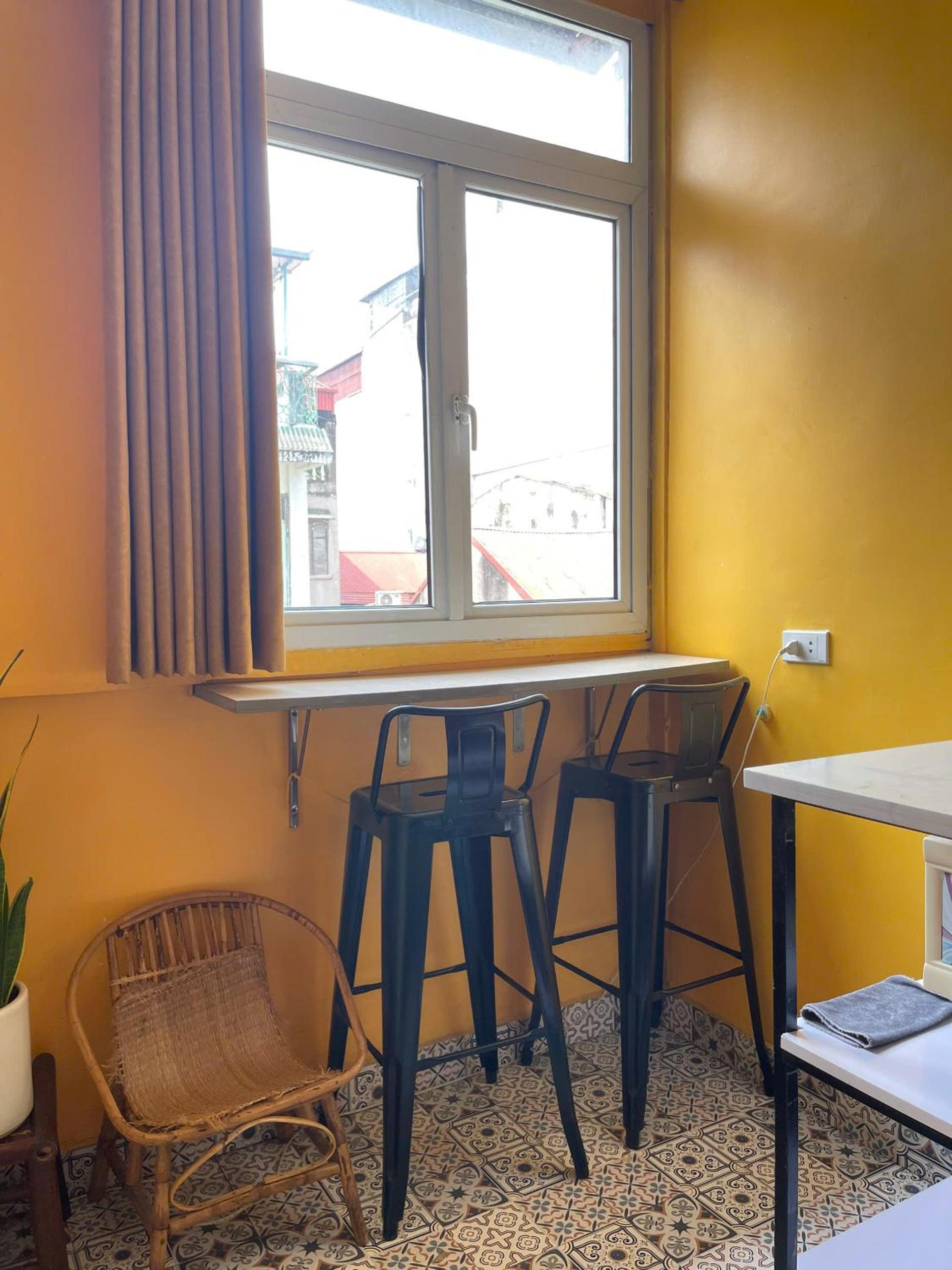 Large Window- Quiet- Old Quarter