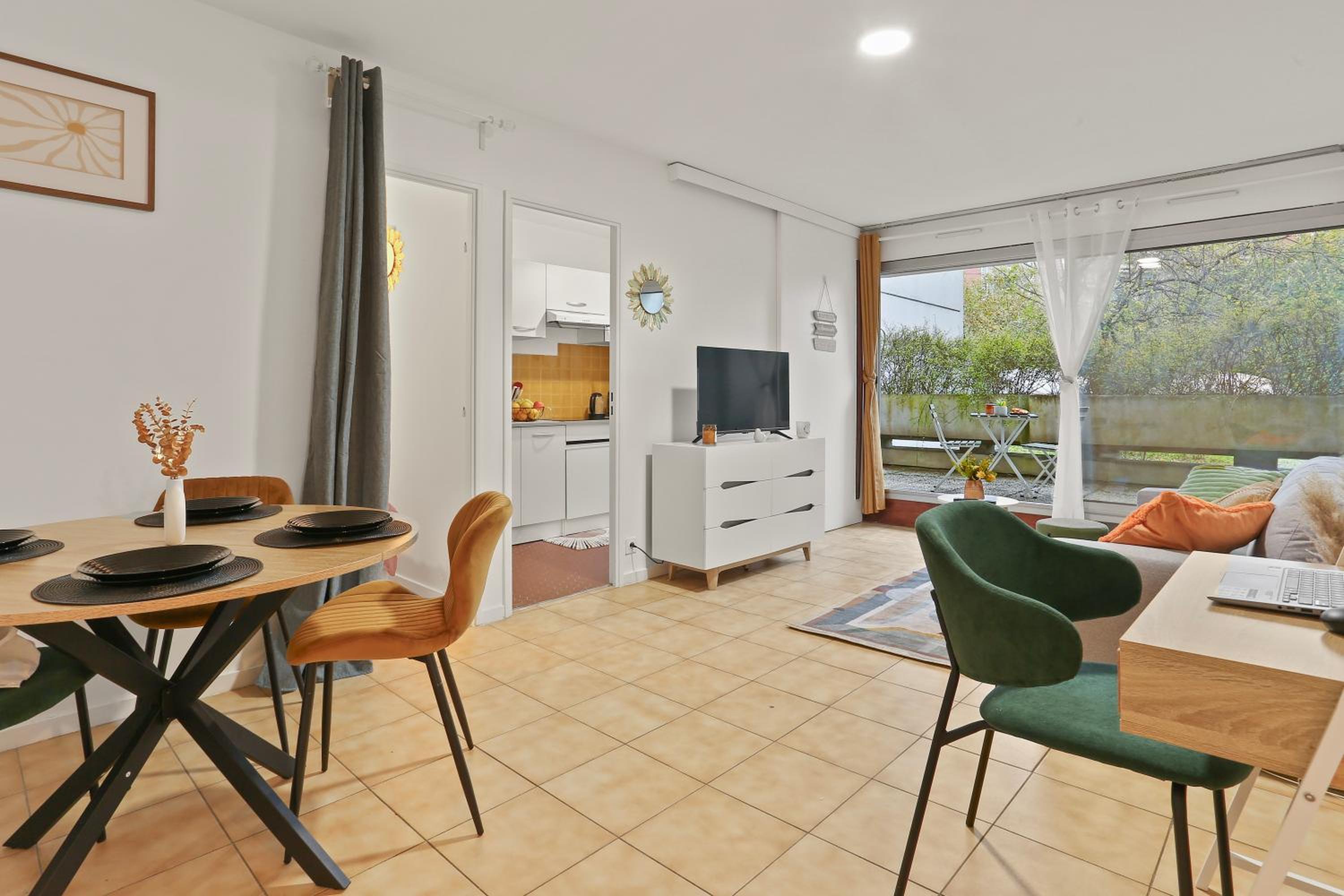 Parenthèse Urbaine -1mn Métro - Paris - Wifi - commerces - balcon vue calme- travail - famille