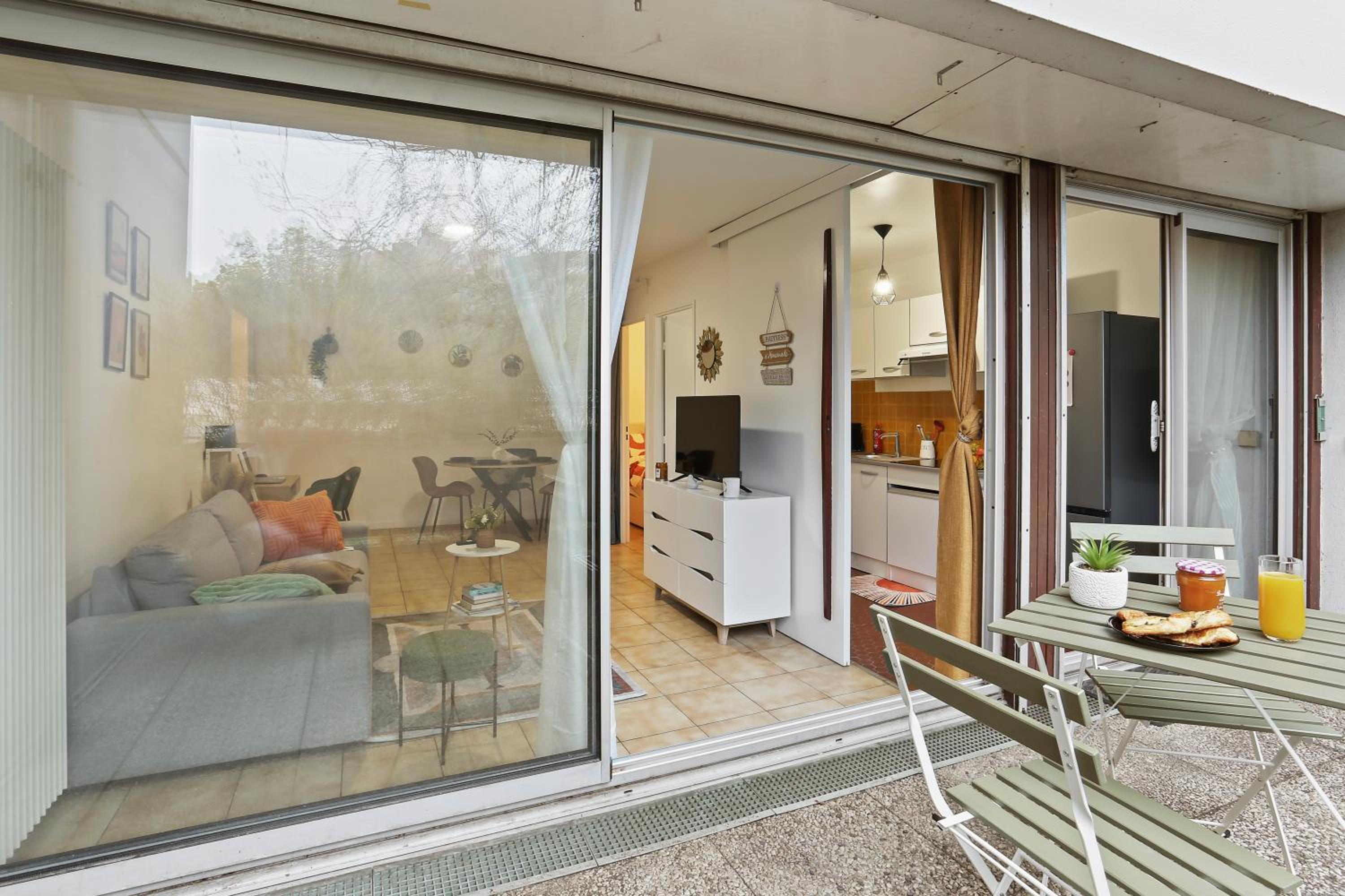 Parenthèse Urbaine -1mn Métro - Paris - Wifi - commerces - balcon vue calme- travail - famille