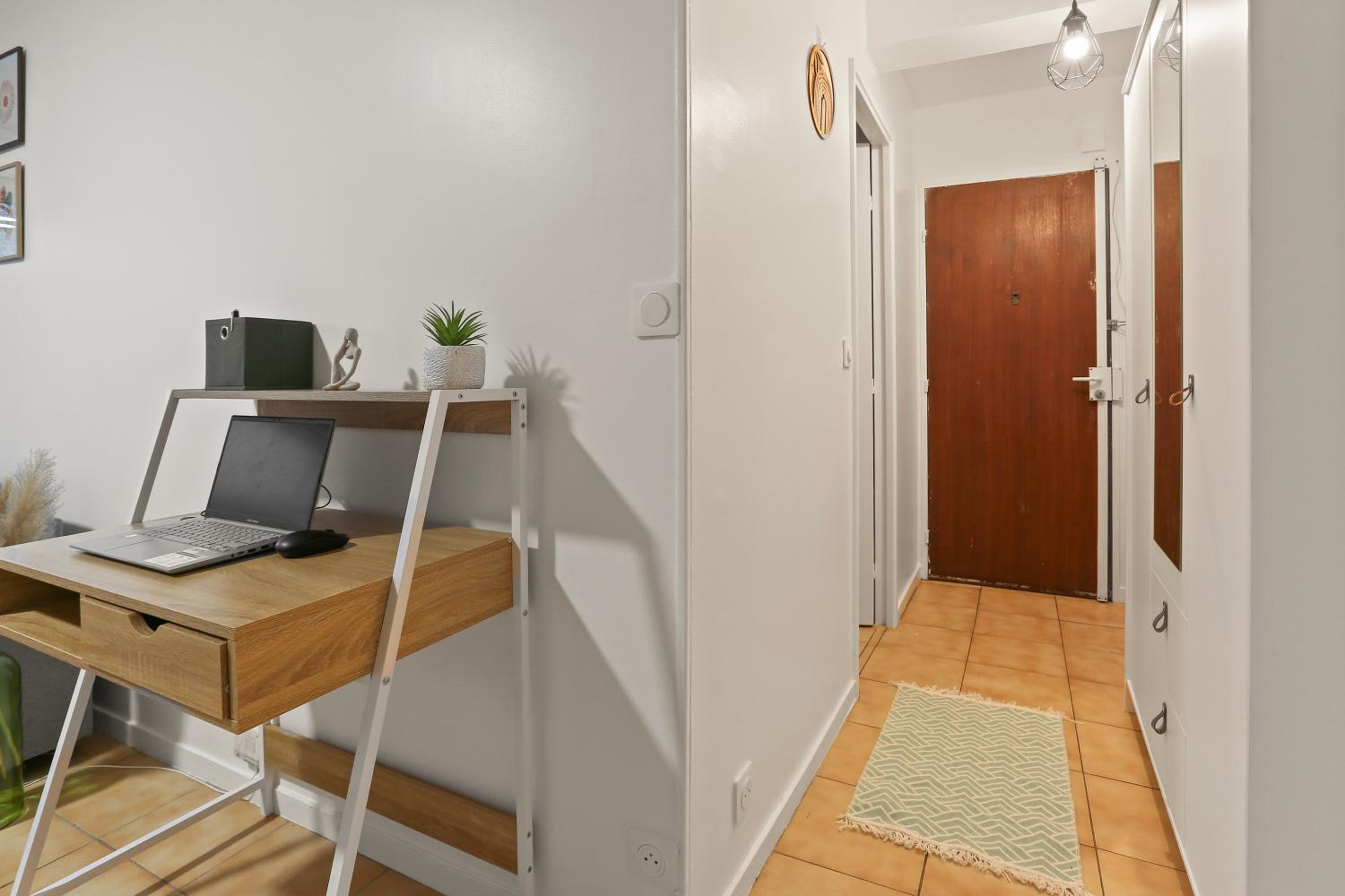 Parenthèse Urbaine -1mn Métro - Paris - Wifi - commerces - balcon vue calme- travail - famille