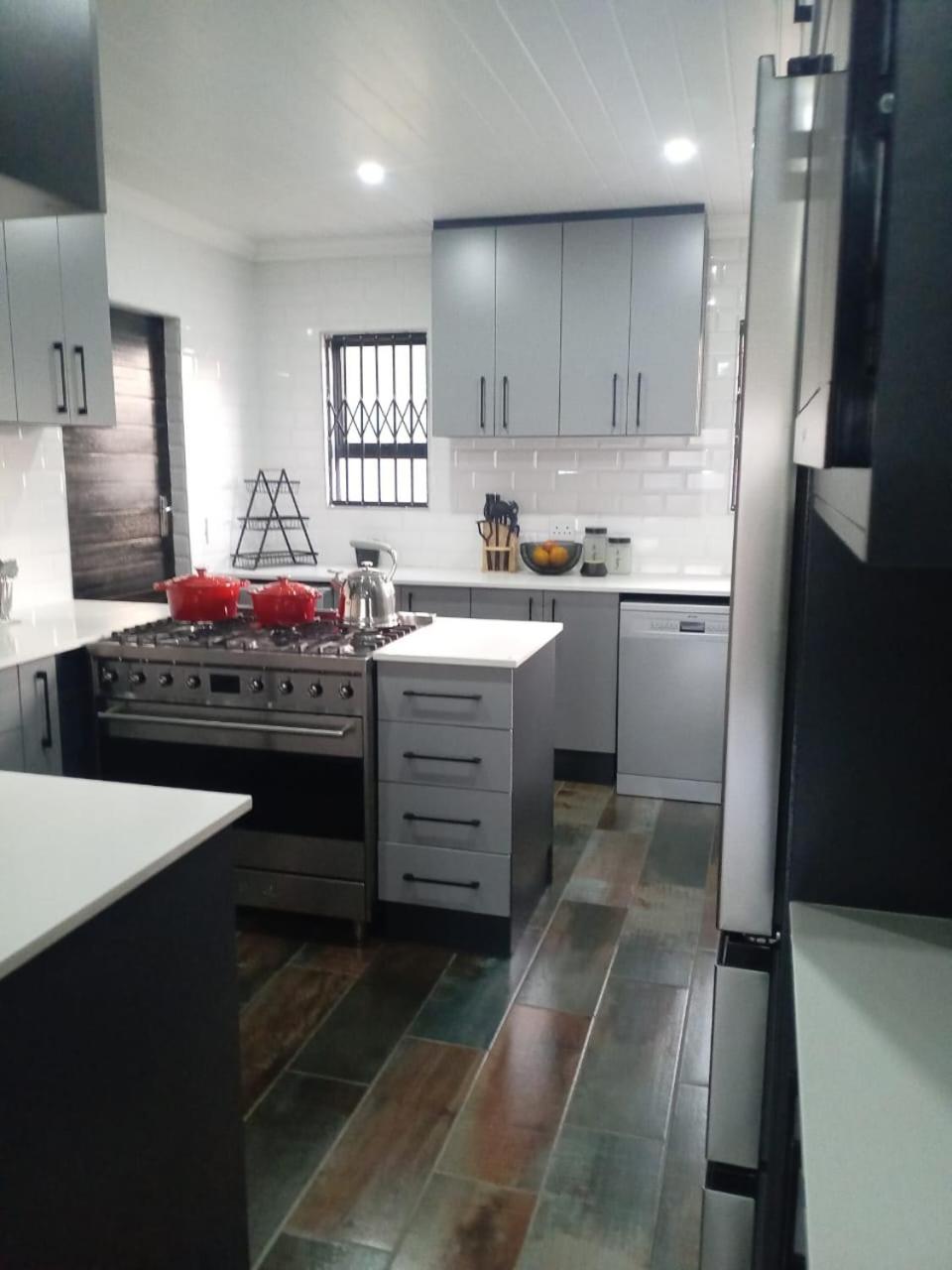 Luxury Escape OR Tambo International view 4