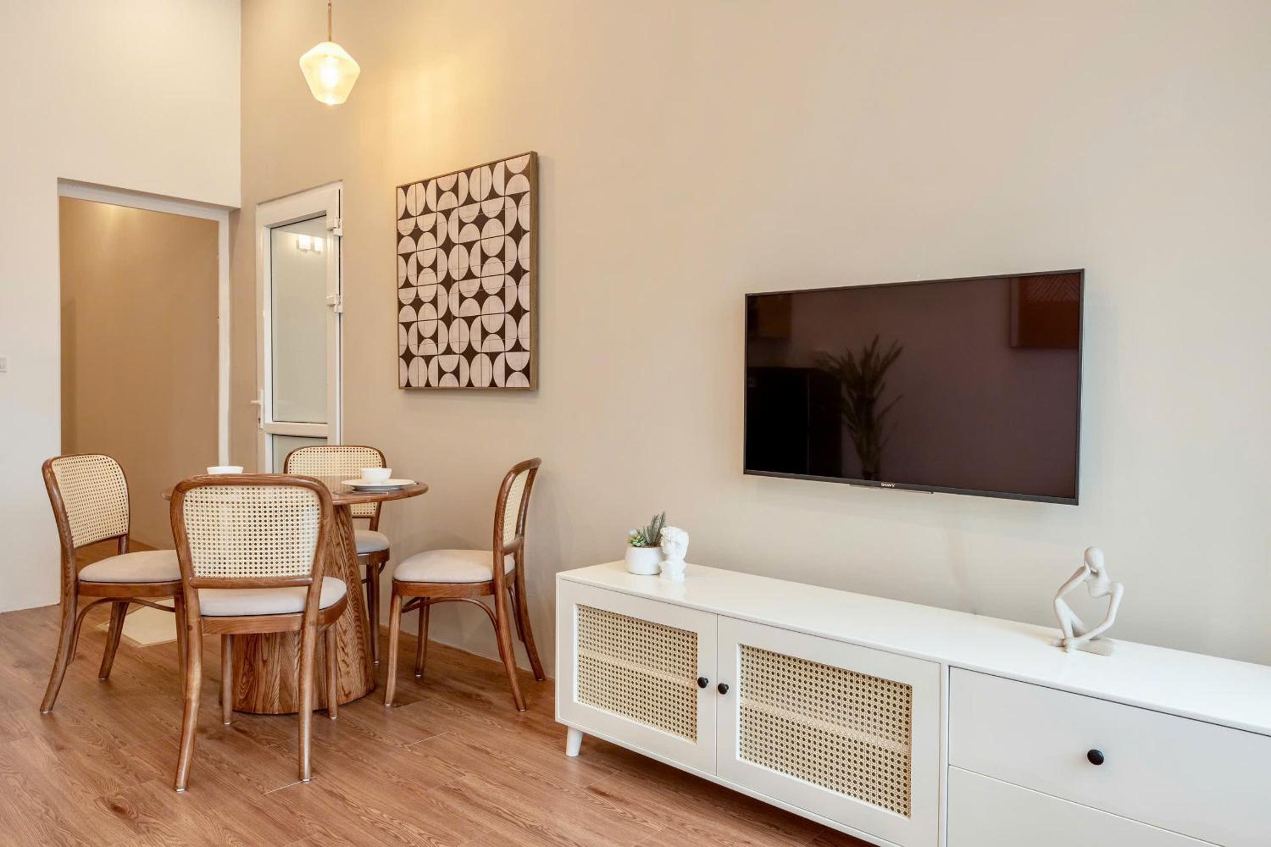 ANNAM Panorama Lakeview - Garden & Balcony - WestLake