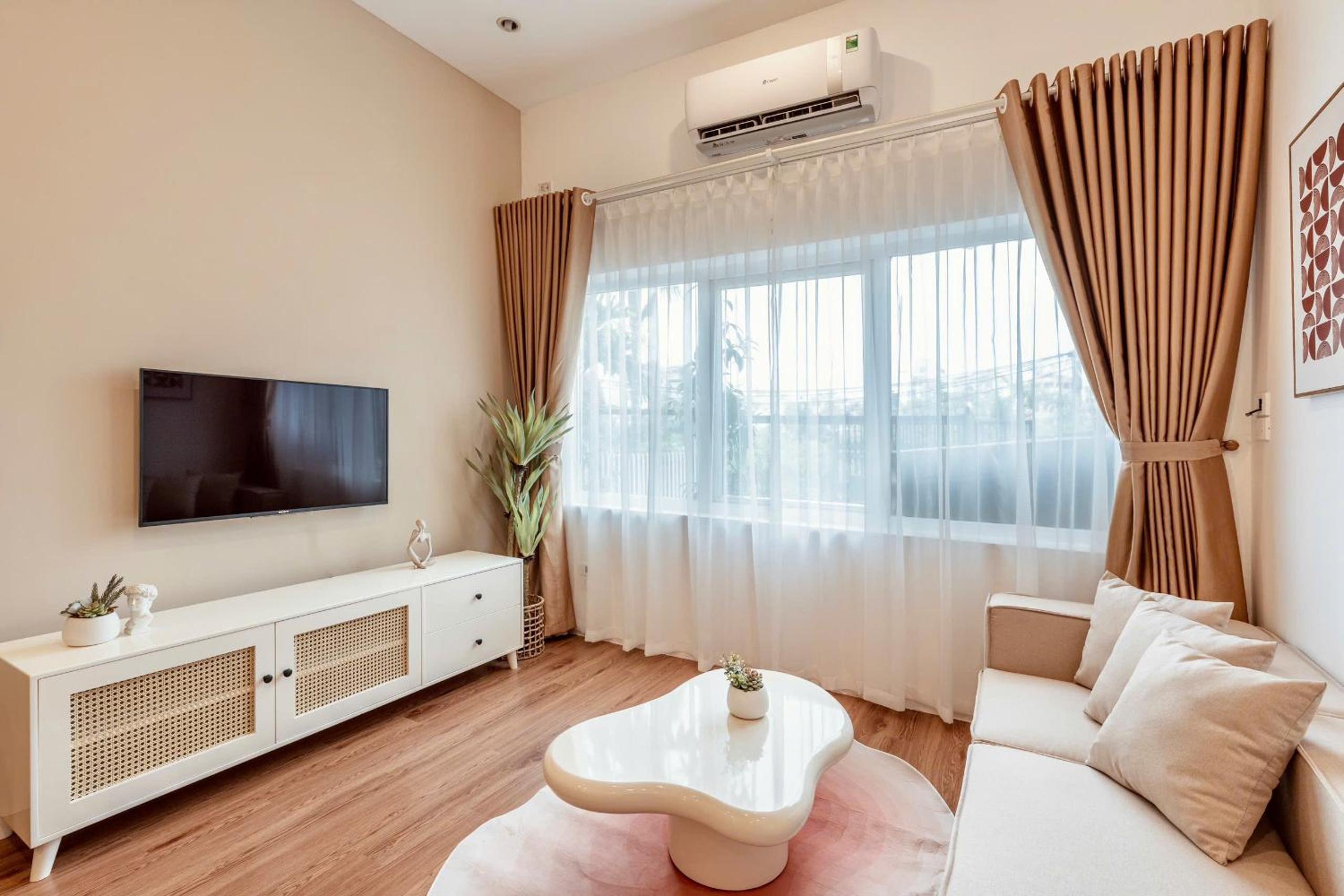 ANNAM Panorama Lakeview - Garden & Balcony - WestLake