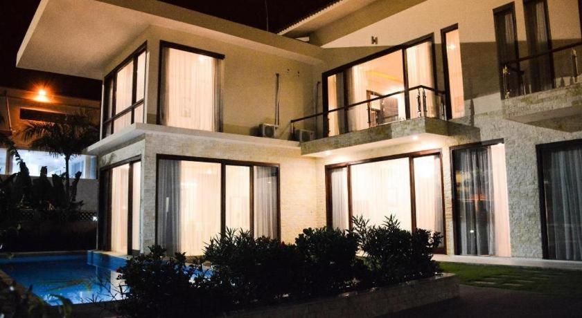 Diamond Bay Golf and Villas