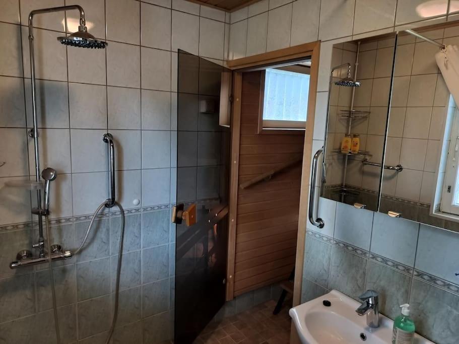 Idyllinen talo lähellä järveä