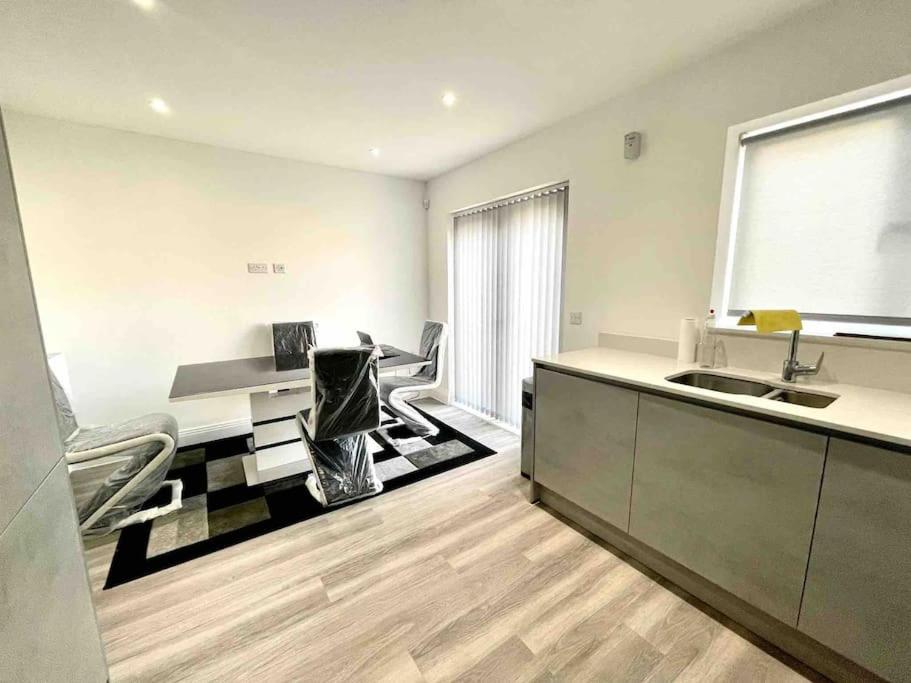 Tasteful furnished modern 3 bedroom detached home view 3