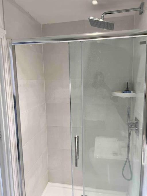 Tasteful furnished modern 3 bedroom detached home view 4