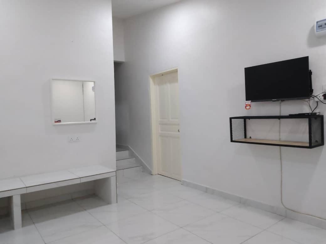 Cempaka Homestay Batu Pahat 21 photo 3