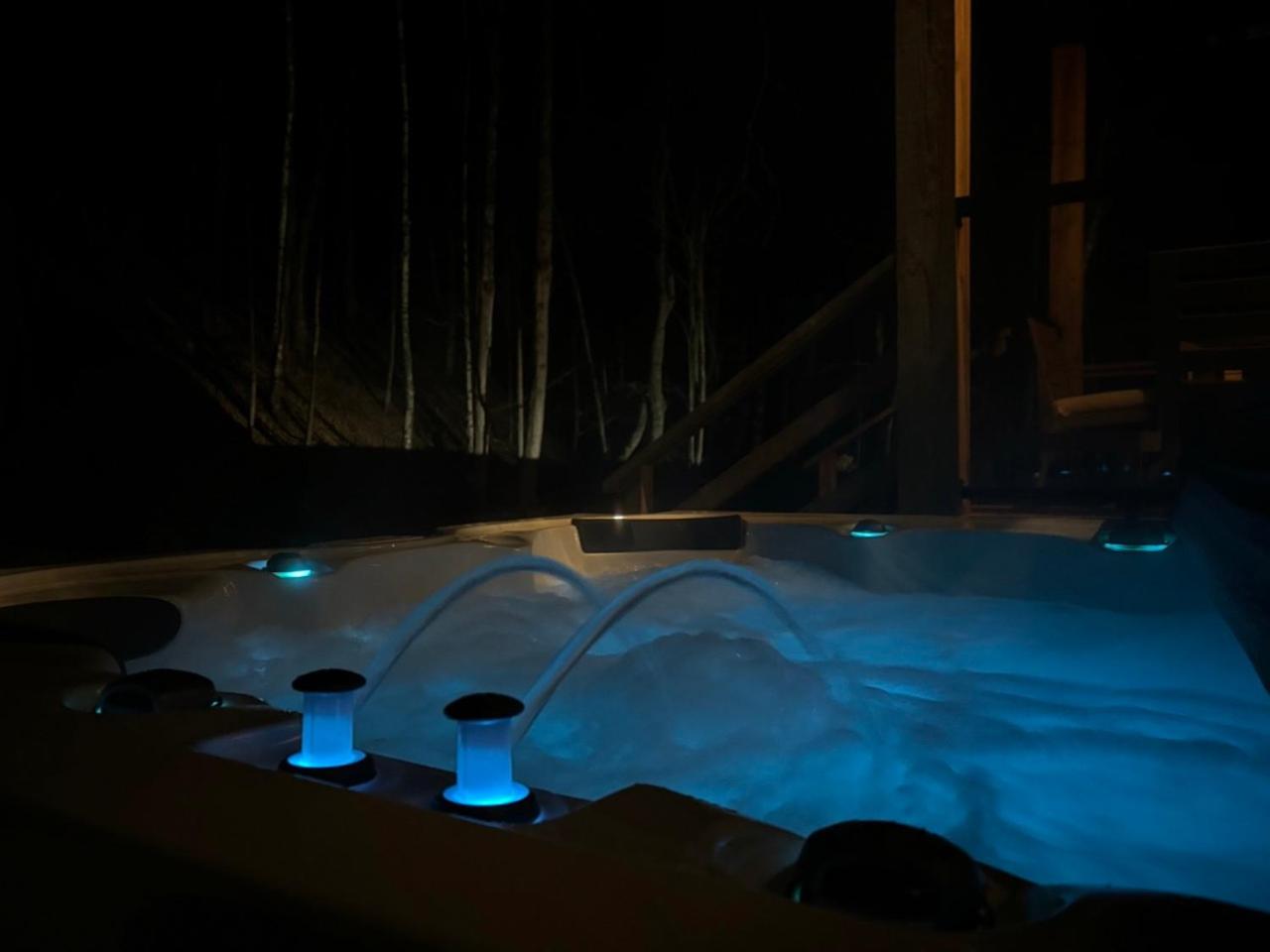 Luxury Farmhouse Stay With Hot Tub