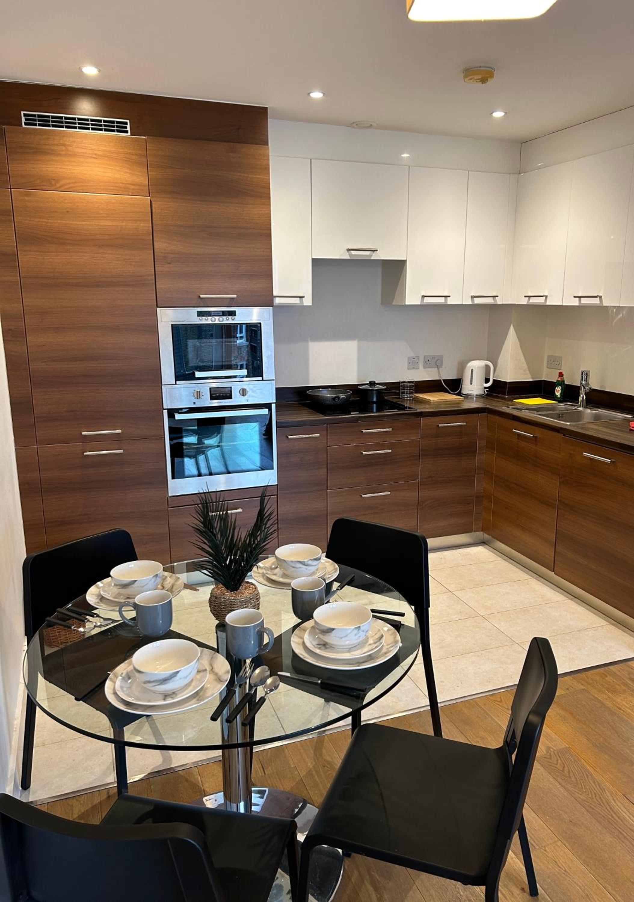 Newly renovated & modern 2-BR close to Canary Wharf