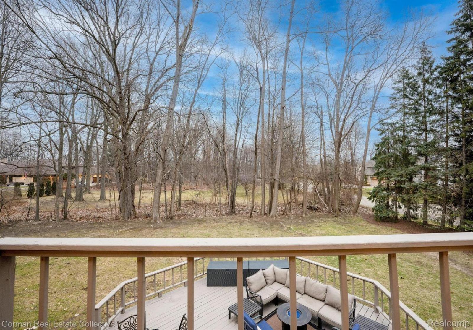 Luxury living in Clinton Township, MI view 3