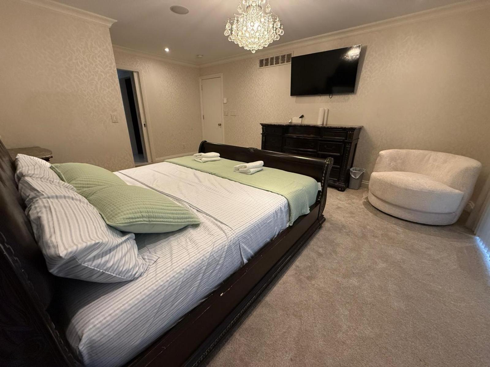 Detroit Vacations - Luxury living in Clinton Township, MI - Property Image 5