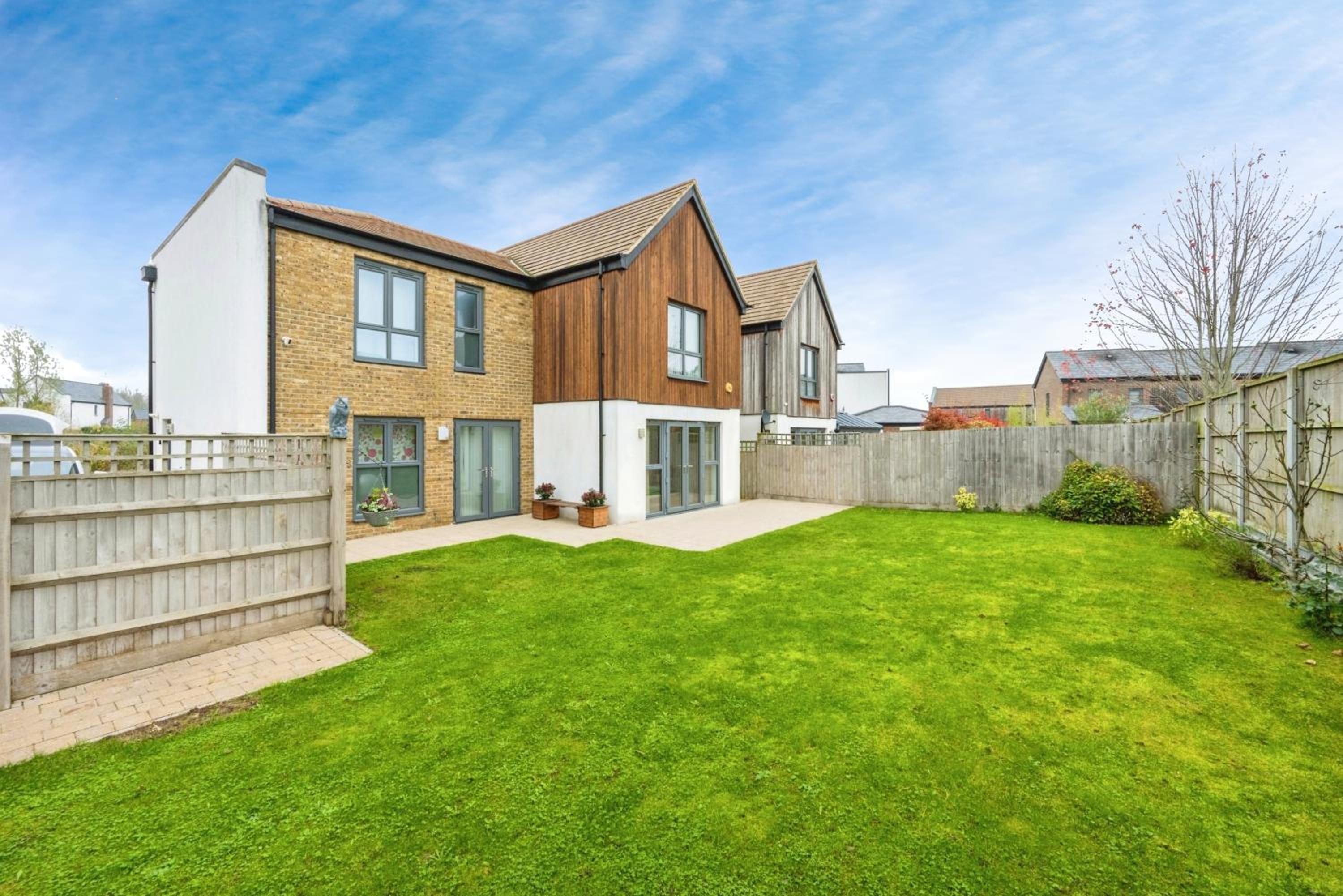Beautiful 4BH with Study - 8' walk to Lake- Ideal for Contractors, Business and Family! view 3
