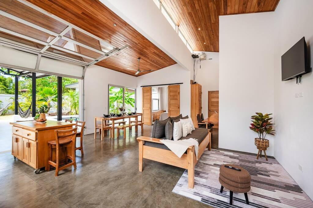 Renovated Historic 5BR - Steps to Playa Pelada