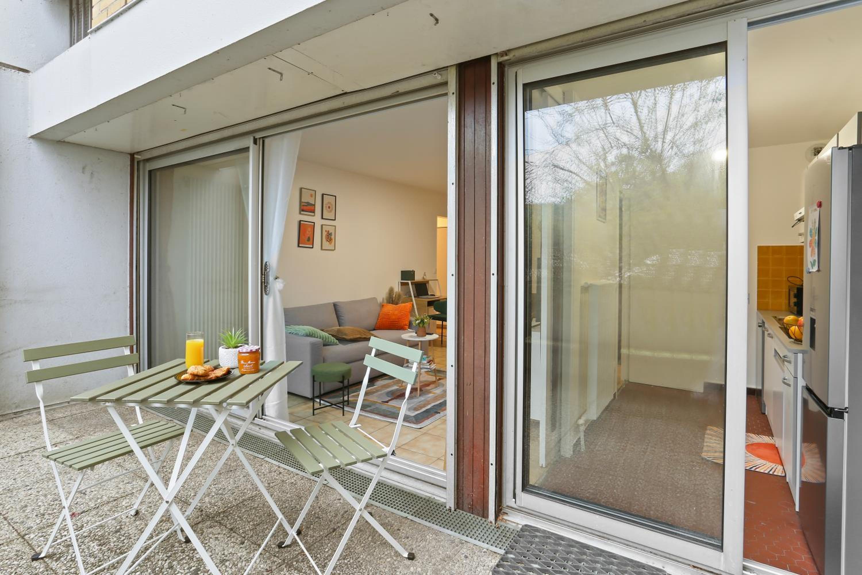 Parenthèse Urbaine -1mn Métro - Paris - Wifi - commerces - balcon vue calme- travail - famille