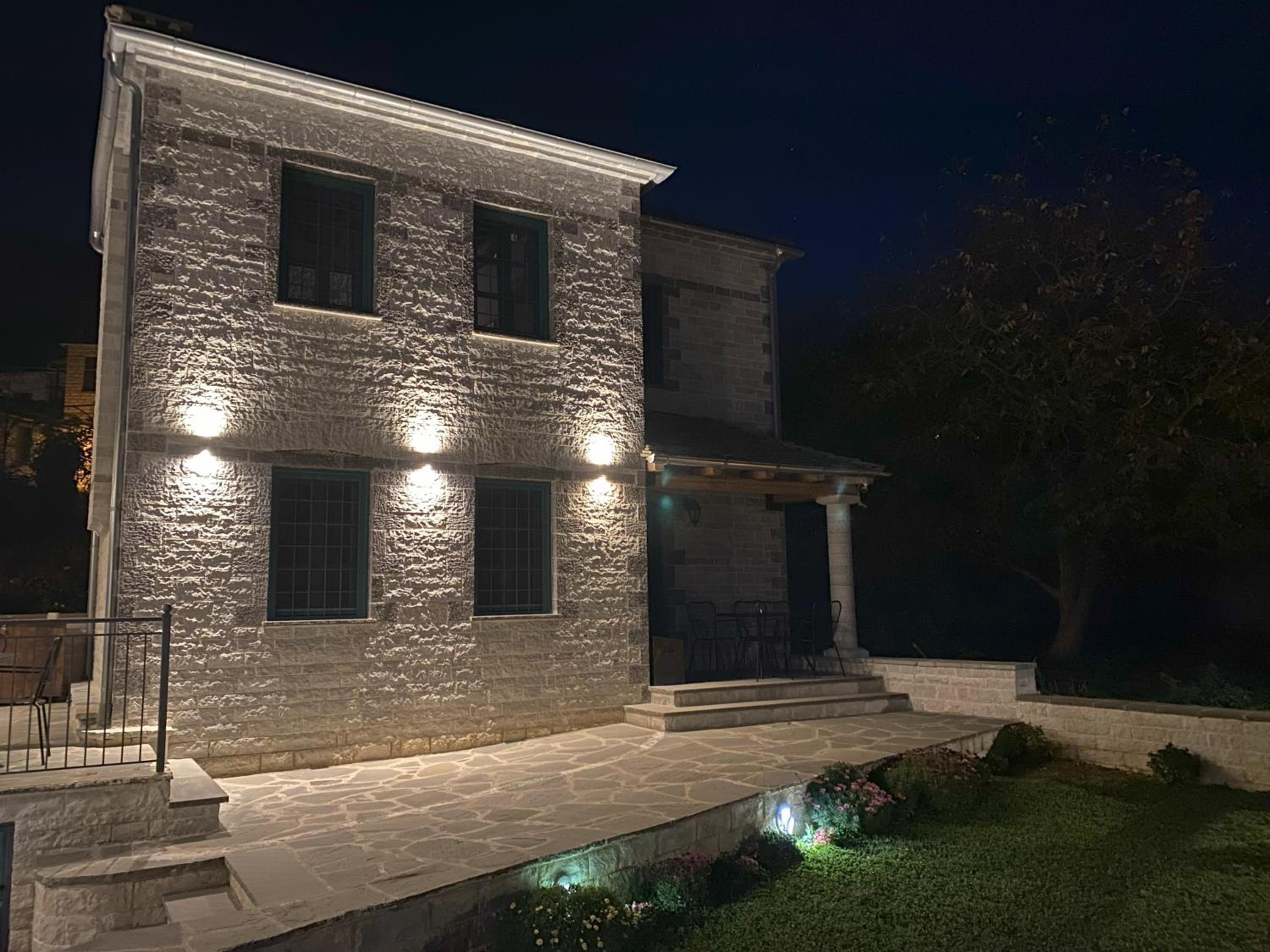 MAKRIS Papigo Luxury suites
