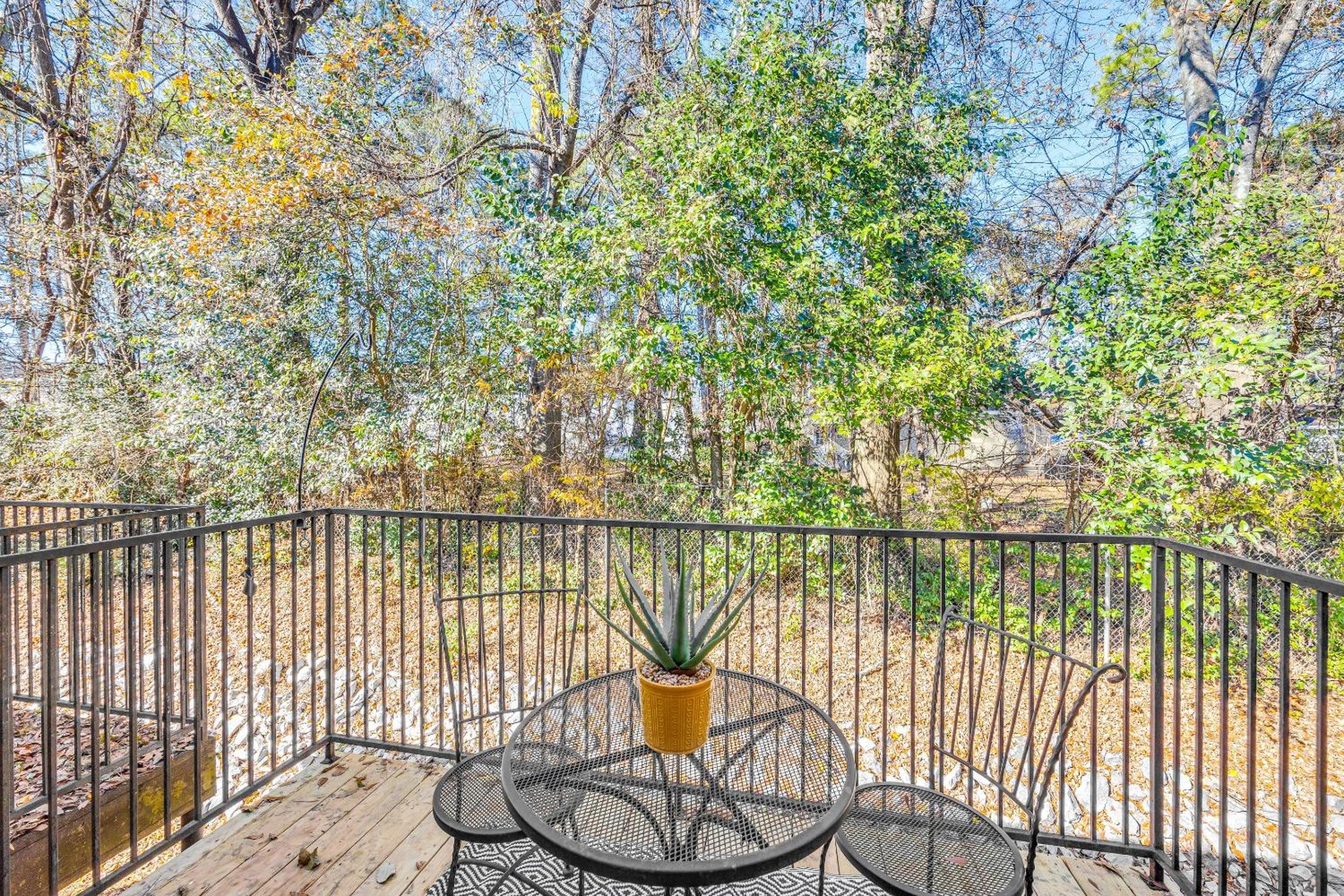 Honeysuckle - Quiet Condo 2 Beds Free Parking Near UGA view 2