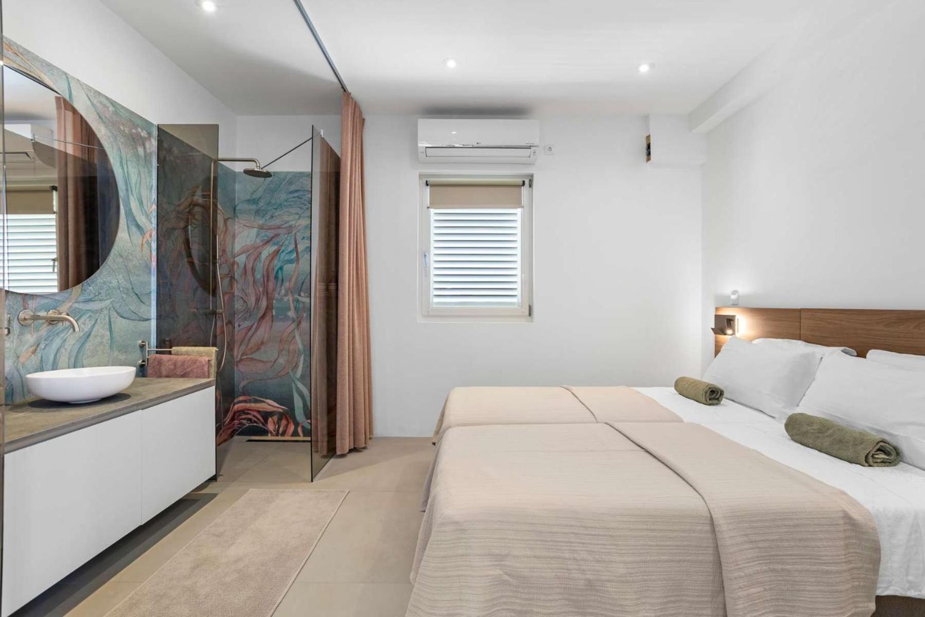 Seaview Caribe with fantastic sea views and close to the best restaurants