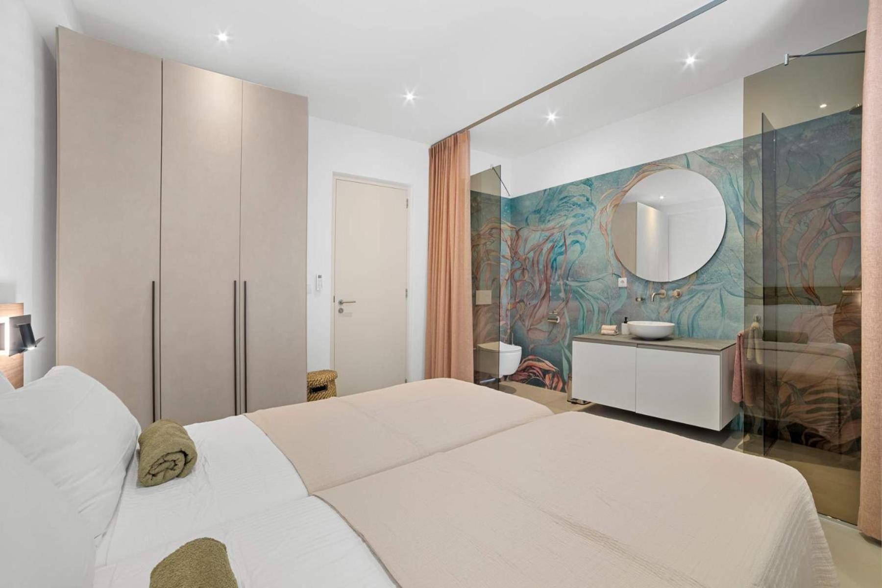 Seaview Caribe with fantastic sea views and close to the best restaurants