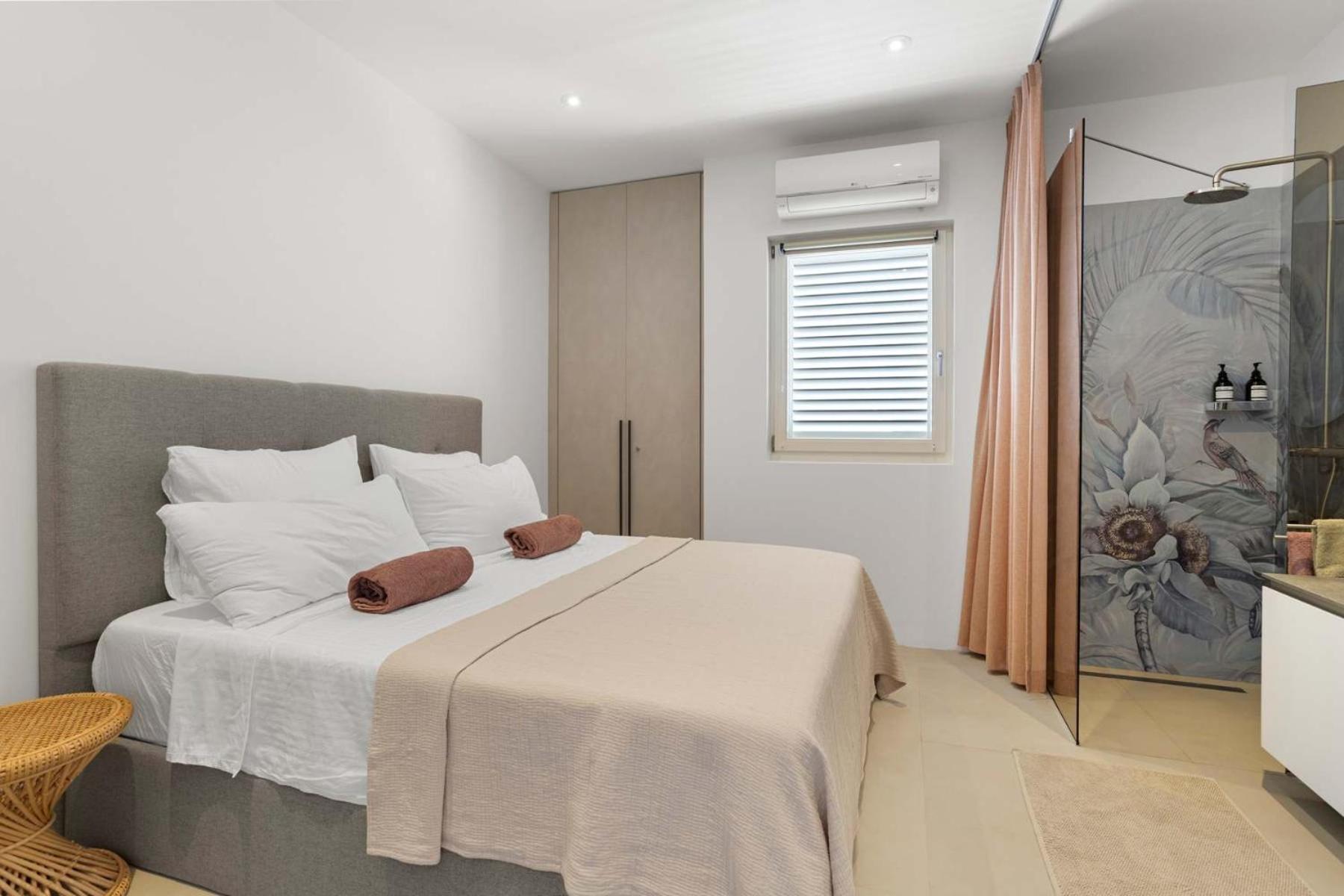 Seaview Caribe with fantastic sea views and close to the best restaurants
