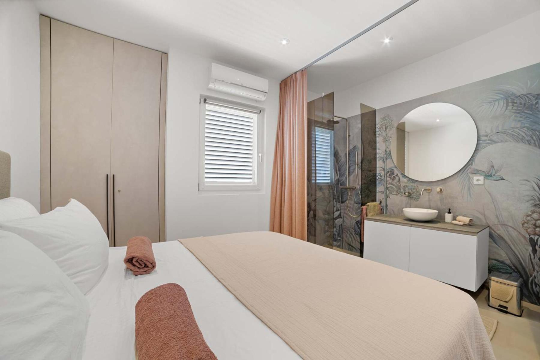 Seaview Caribe with fantastic sea views and close to the best restaurants
