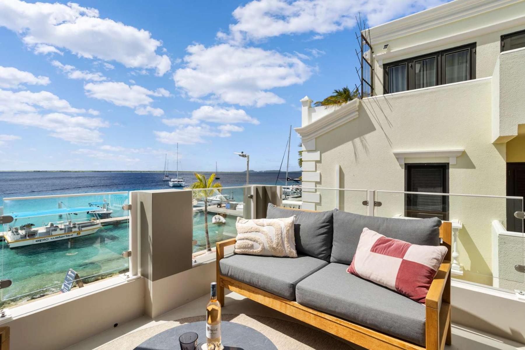 Seaview Caribe with fantastic sea views and close to the best restaurants