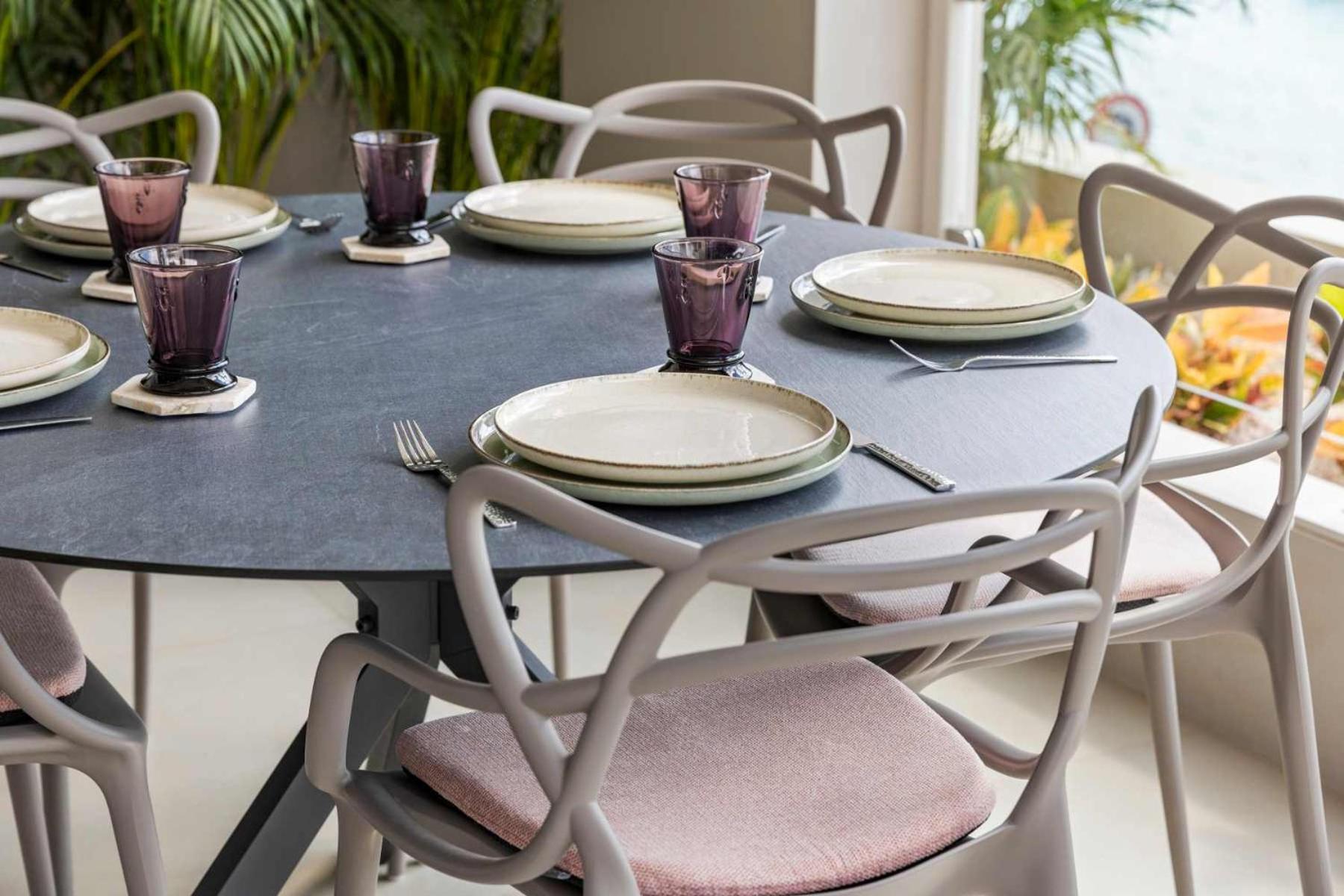 Seaview Caribe with fantastic sea views and close to the best restaurants