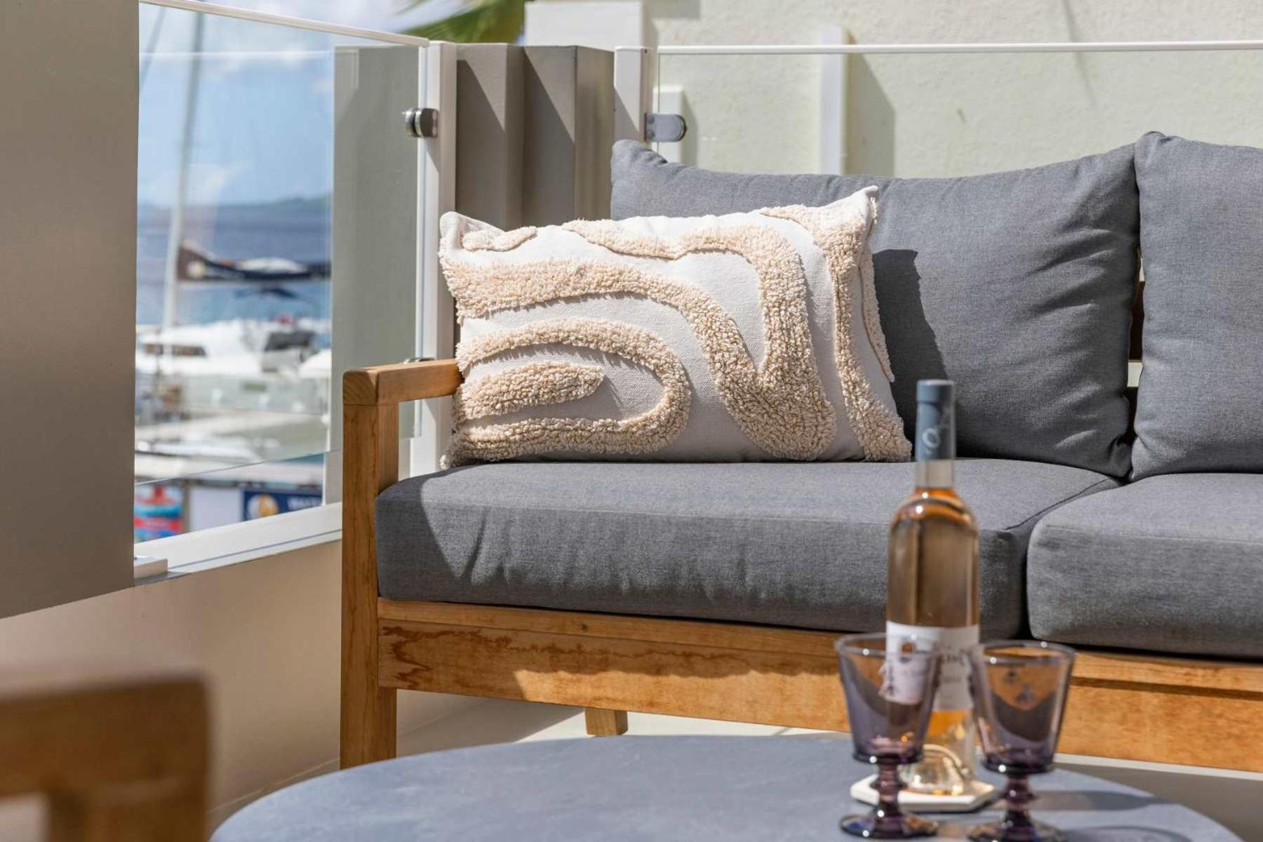 Seaview Caribe with fantastic sea views and close to the best restaurants