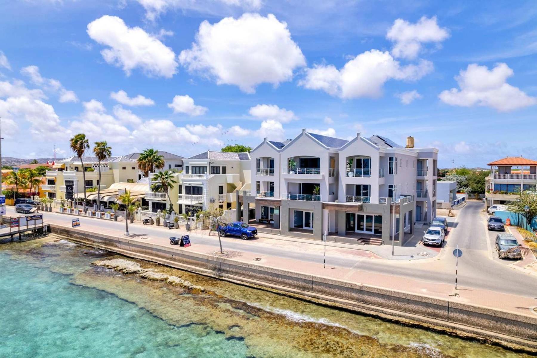 Seaview Caribe with fantastic sea views and close to the best restaurants