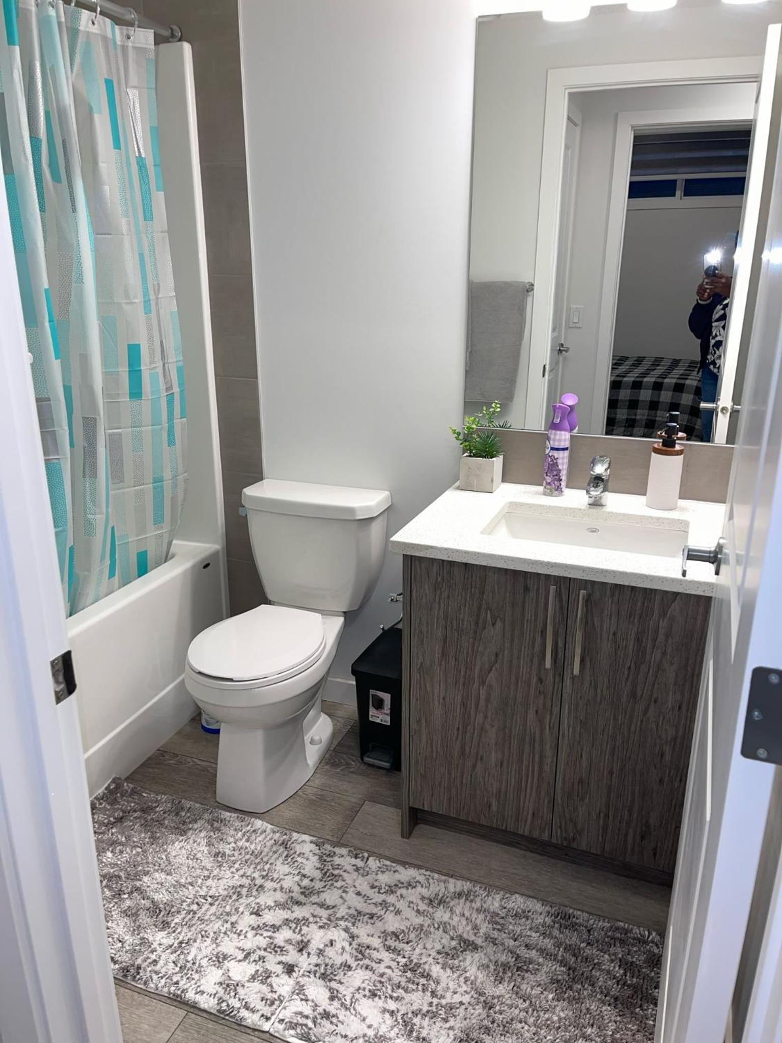 Exquisite Basement Suite, 7mins away to Landmark Cinema and Malls