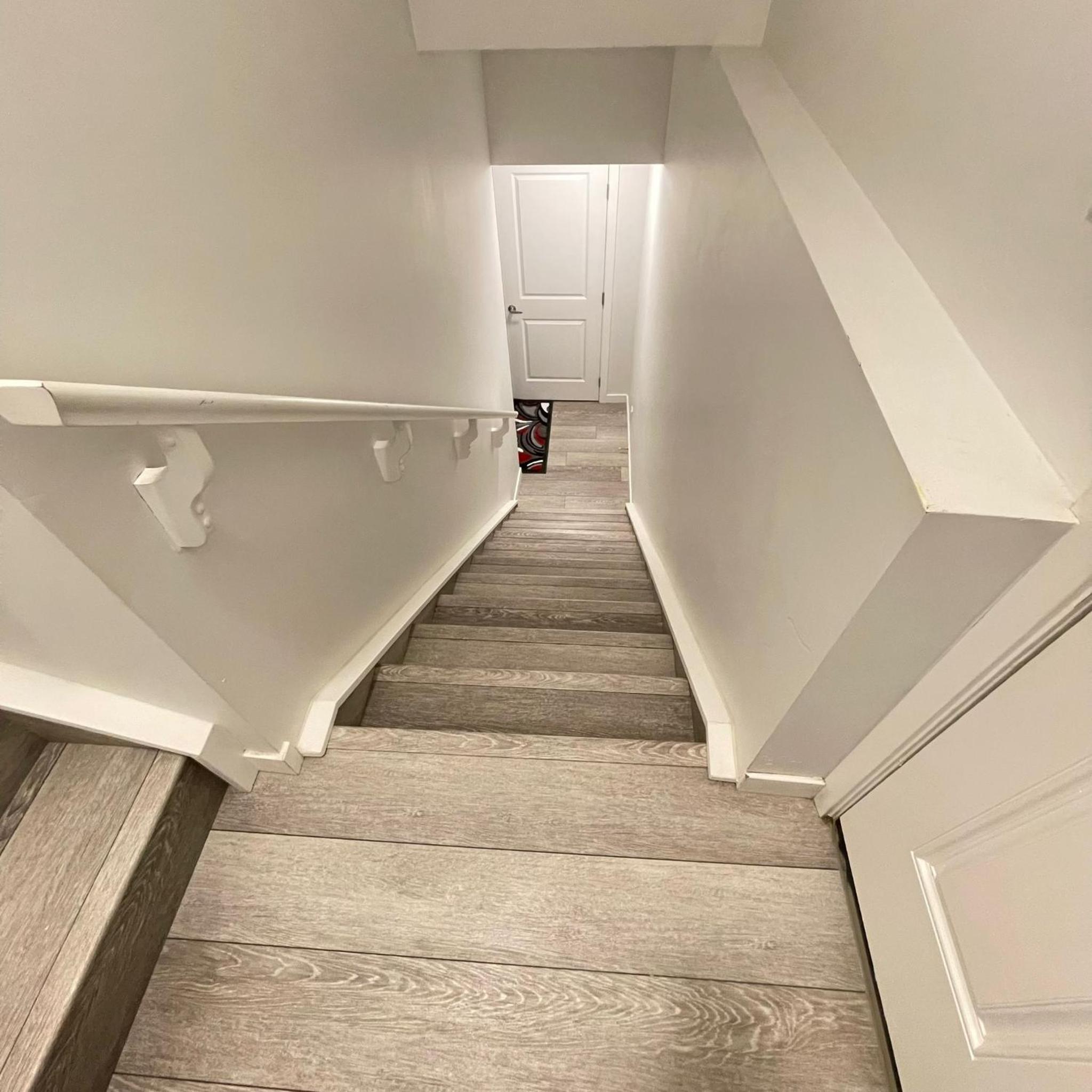 Exquisite Basement Suite, 7mins away to Landmark Cinema and Malls