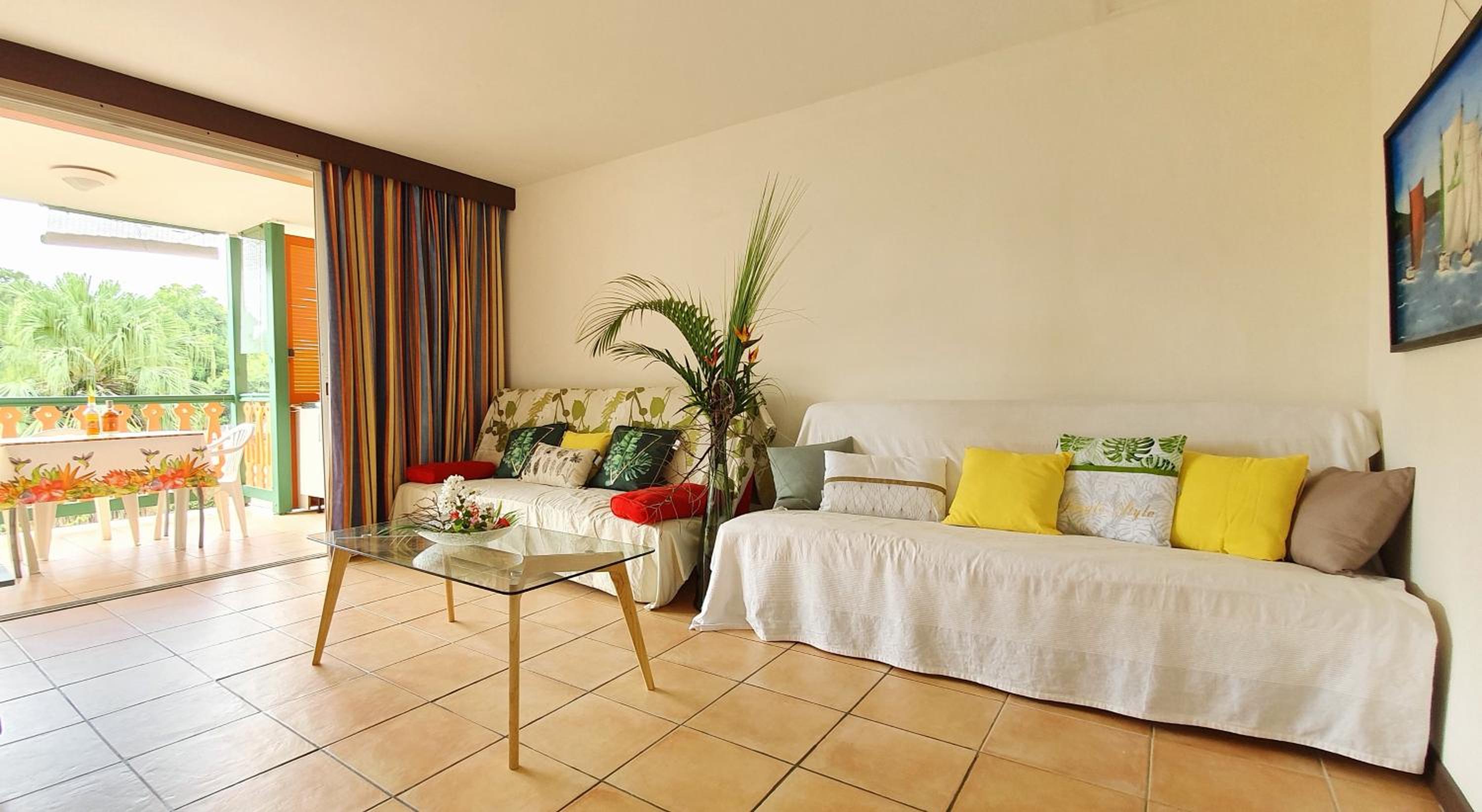 Appartement T2 lumineux, confortable et spacieux à Saint-Anne proche plage de l'Anse Caritan