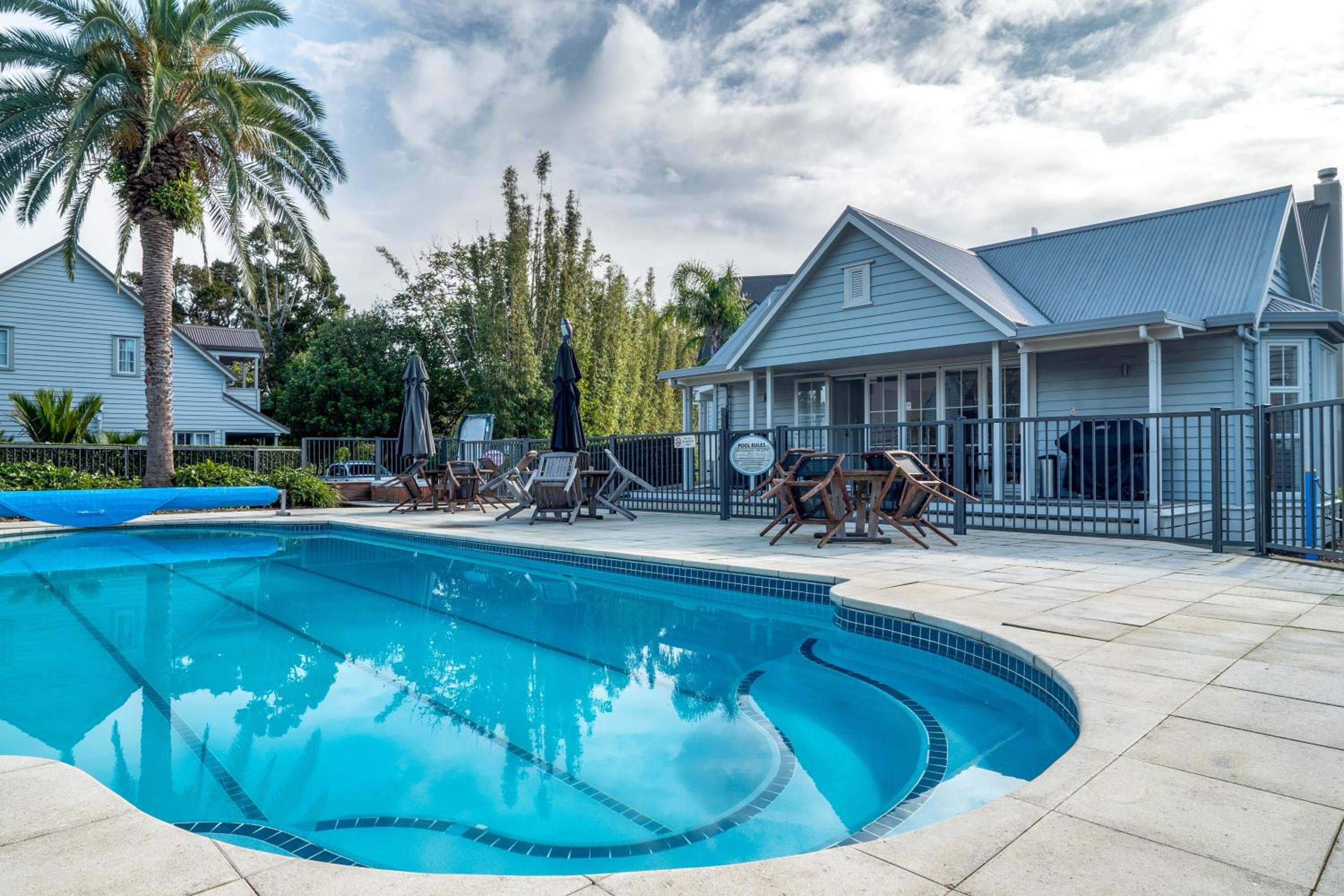 Beach Cottage Russell - Pool, Spa, Location view 2
