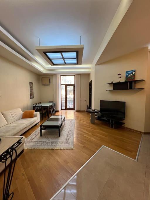 Cozy City Center Apartment