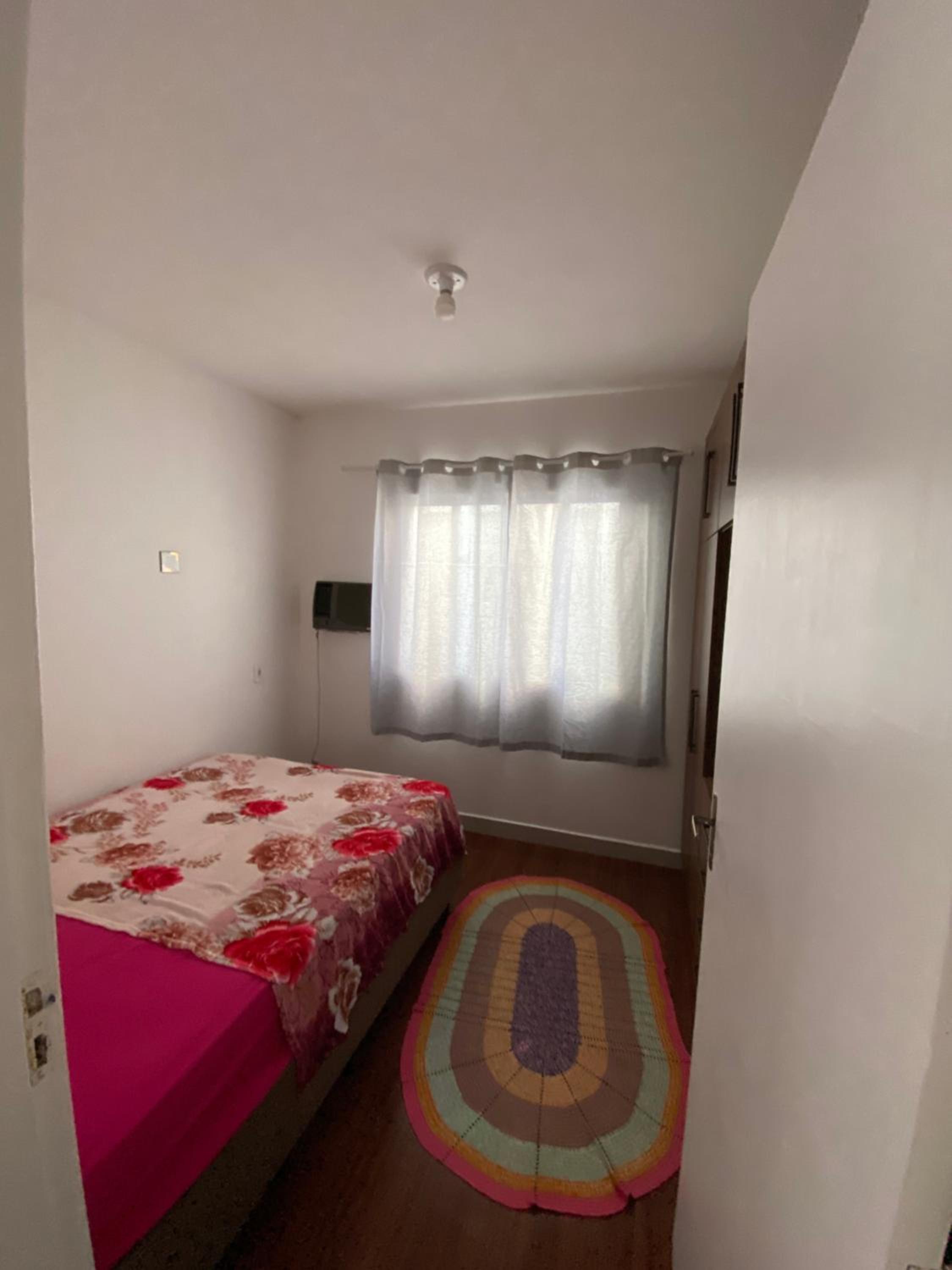 Casa com tres dormitoria a uma quadra da praia