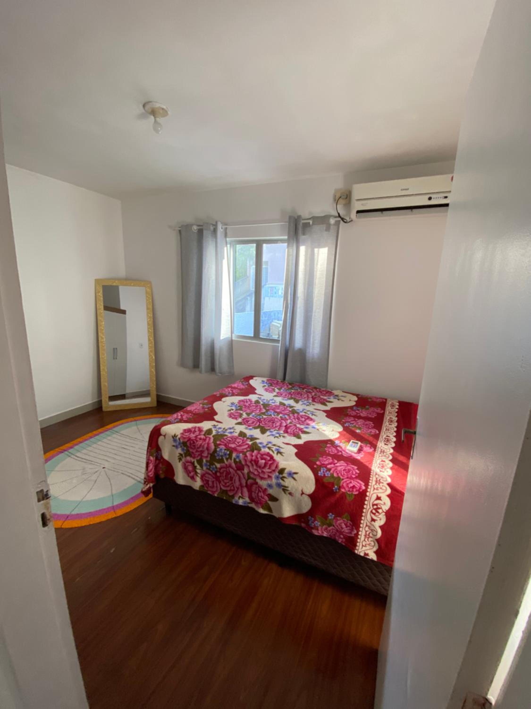 Casa com tres dormitoria a uma quadra da praia