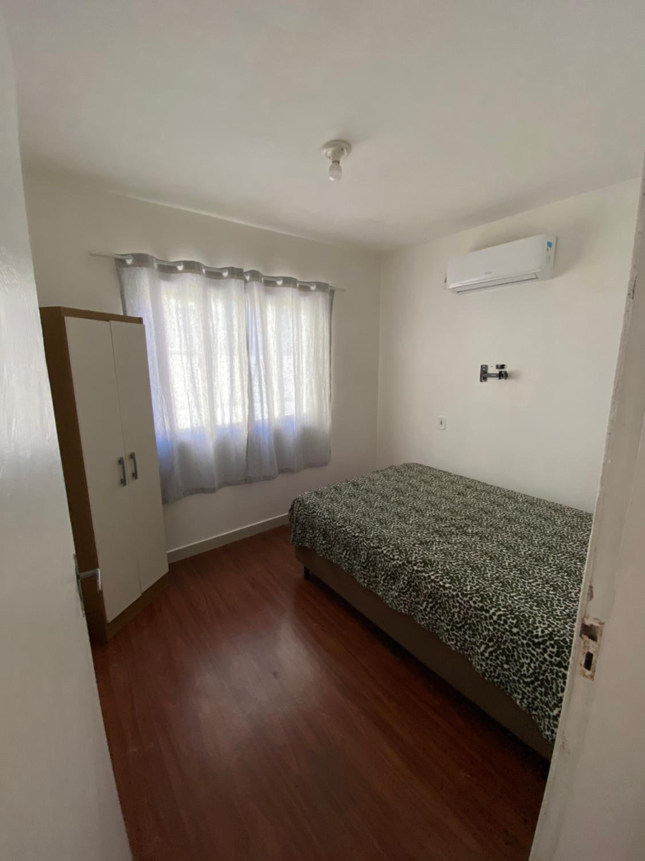 Casa com tres dormitoria a uma quadra da praia