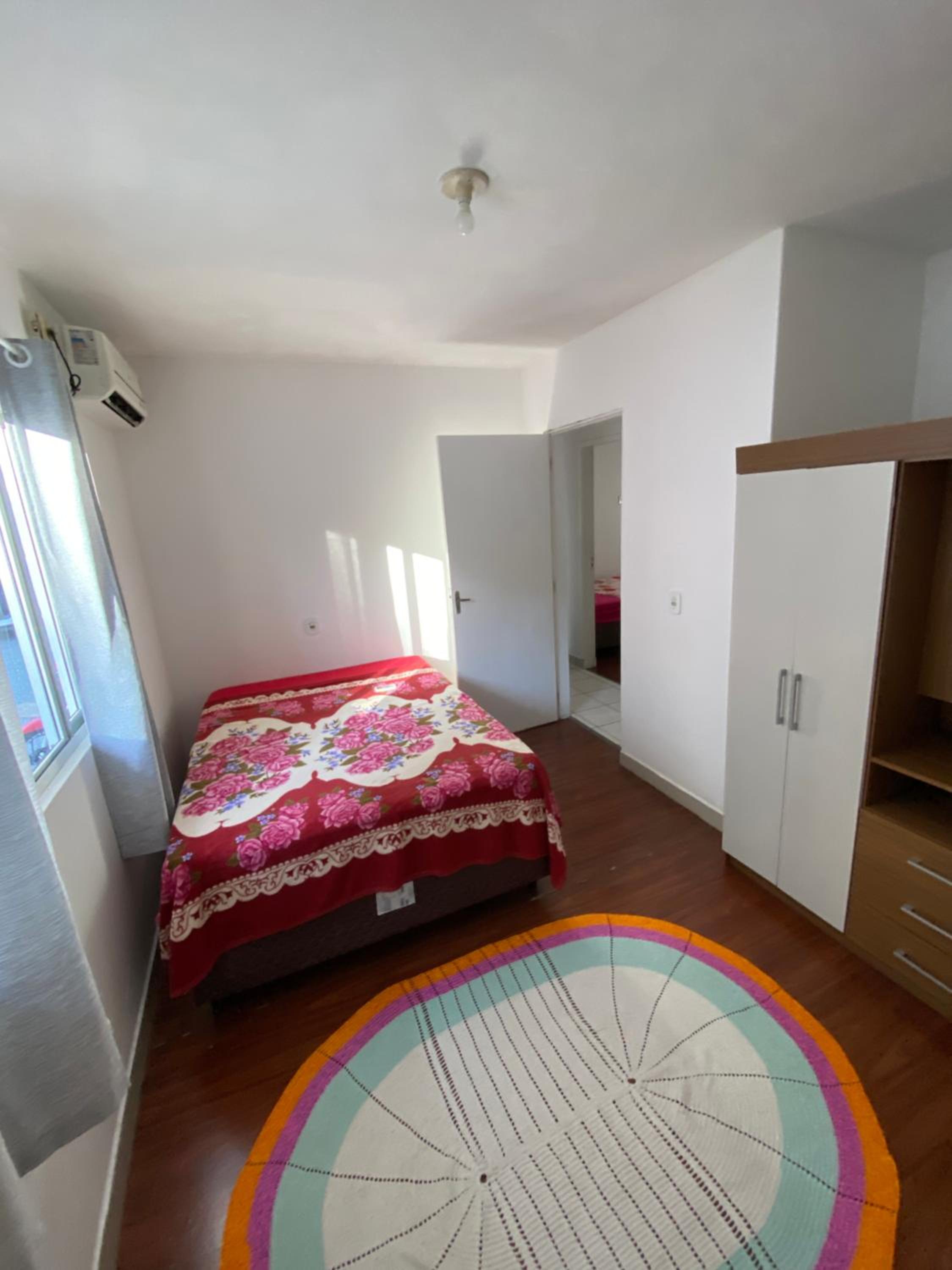 Casa com tres dormitoria a uma quadra da praia