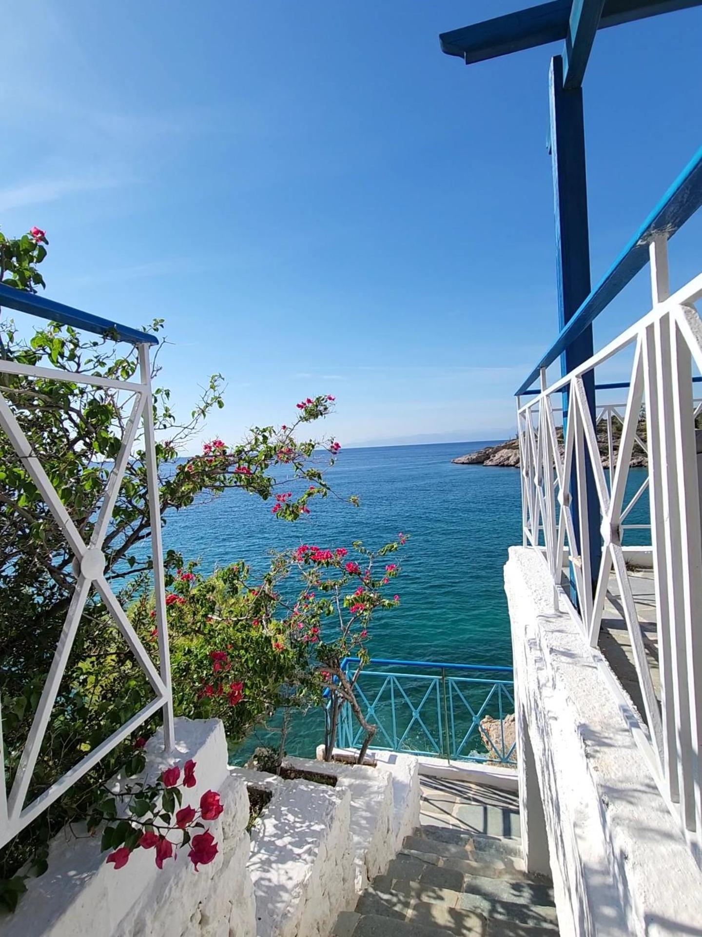 Villa Nikolitsa with private beach