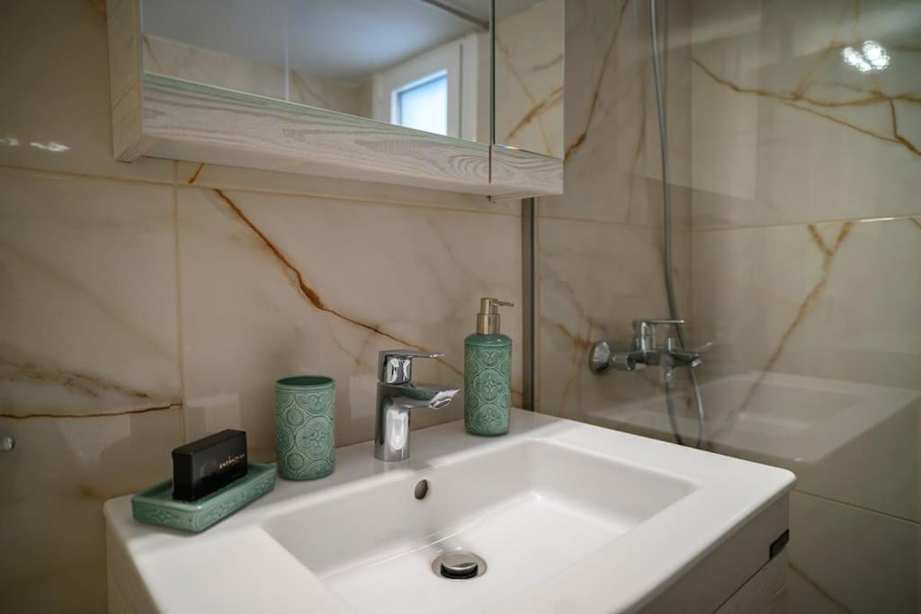 Seclusion, Privacy and 2 bedroom Luxury in Glyfada
