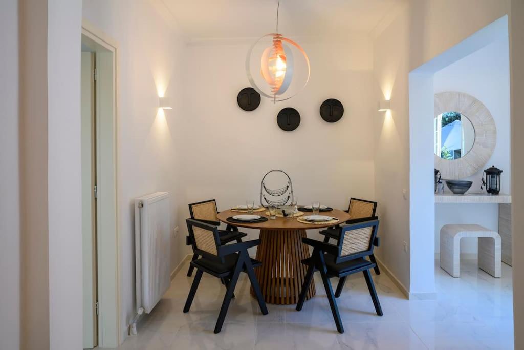 Seclusion, Privacy and 2 bedroom Luxury in Glyfada
