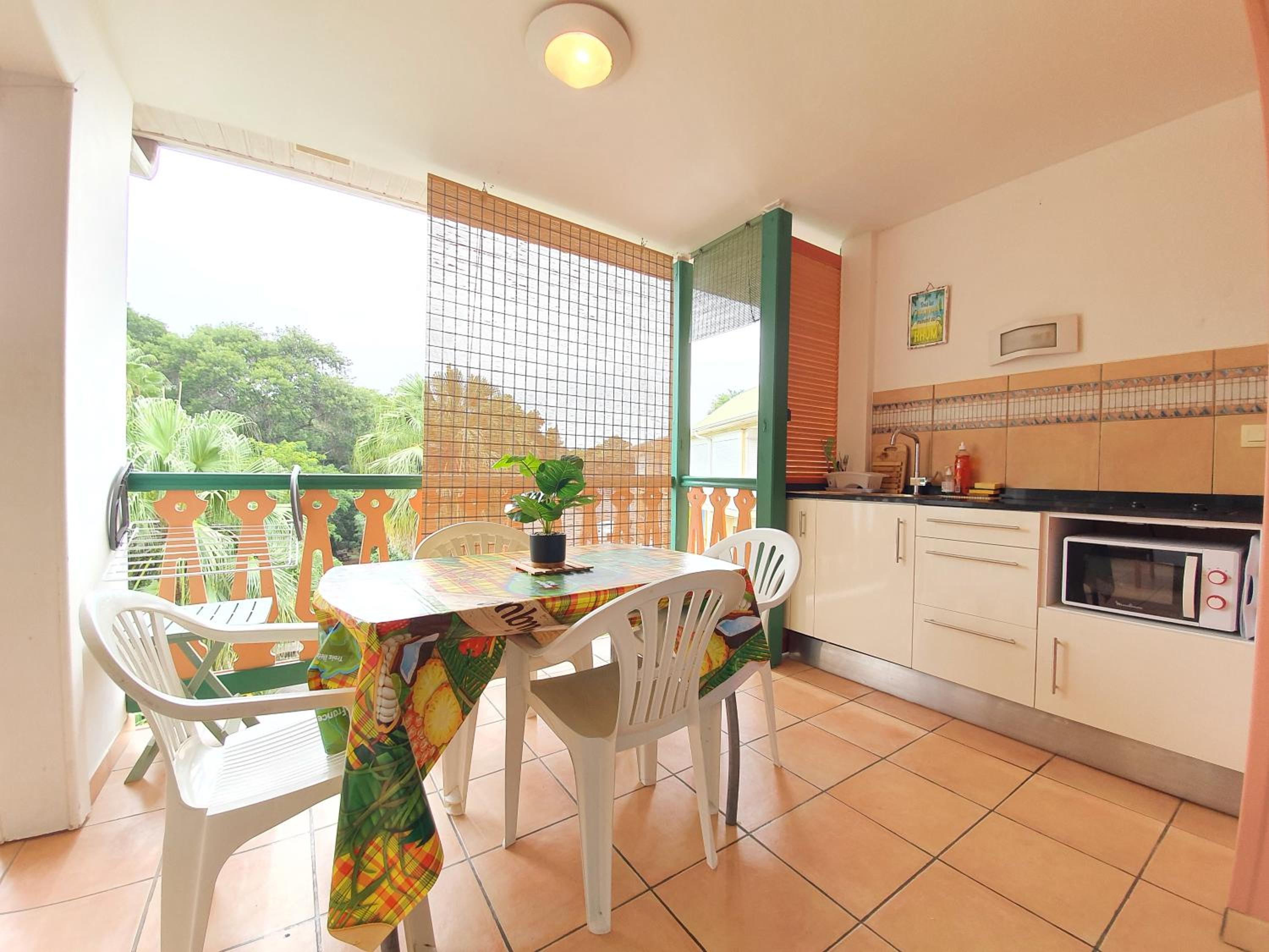 Appartement T2 lumineux, confortable et spacieux à Saint-Anne proche plage de l'Anse Caritan
