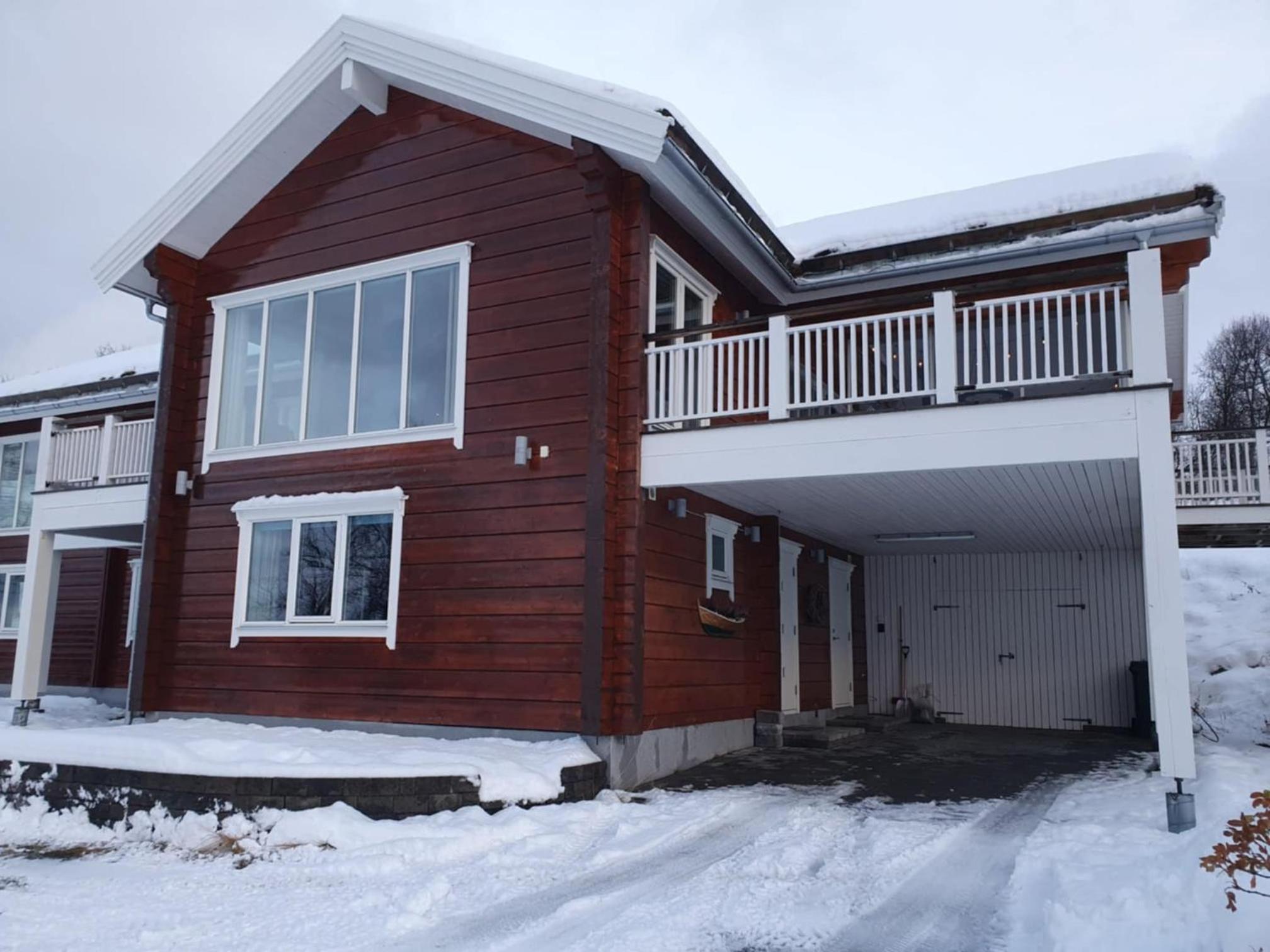 Timber house in Lyngen view 4