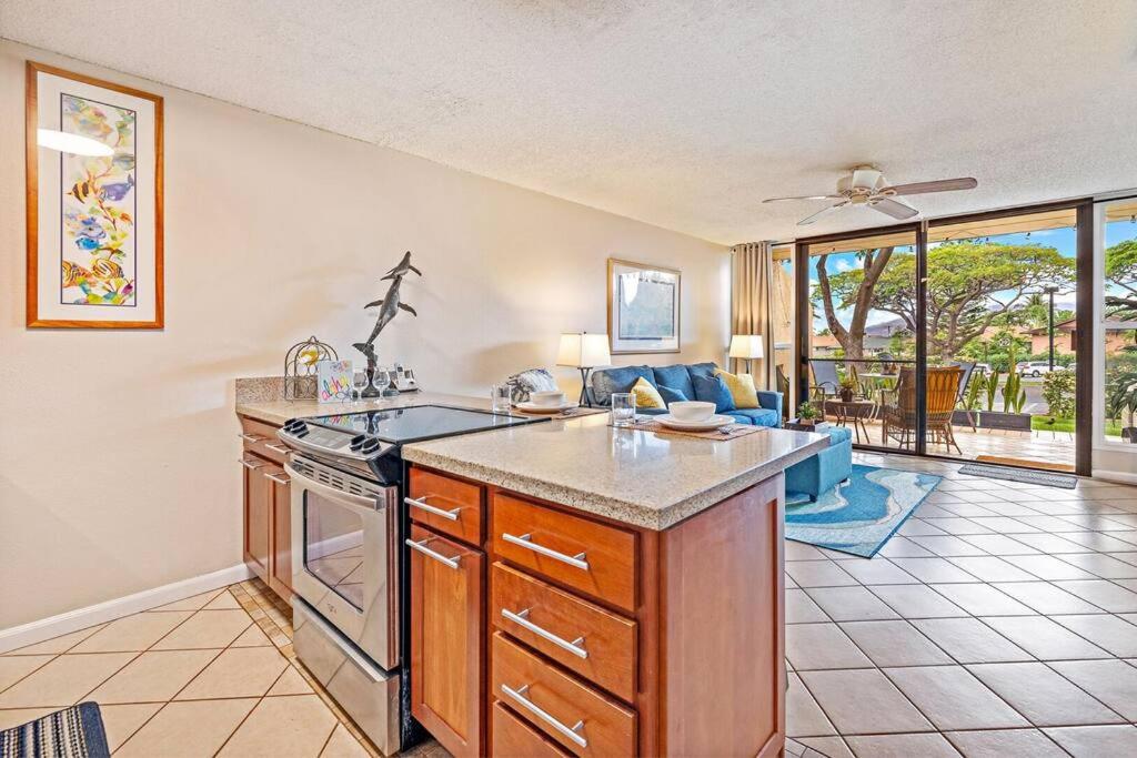 Maui Condo, 5 minute walk to the beach, 3 Pools, Tennis Courts, BBQs