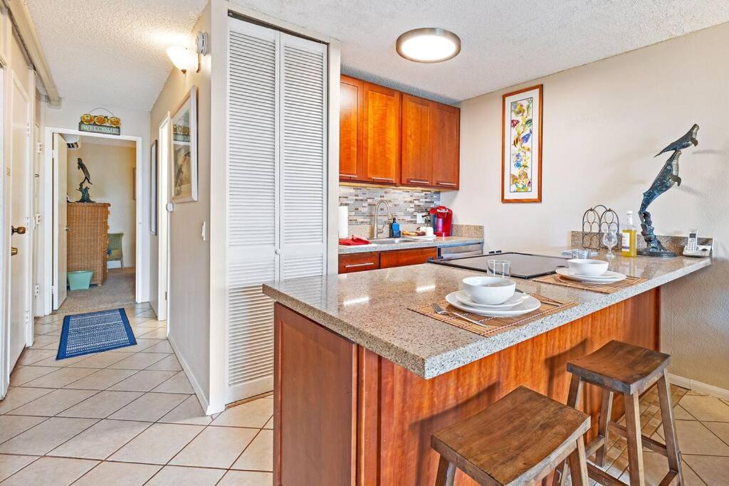 Maui Condo, 5 minute walk to the beach, 3 Pools, Tennis Courts, BBQs