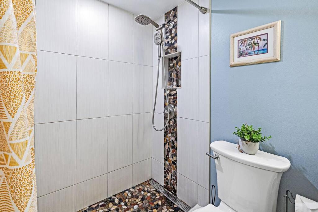 Maui Condo, 5 minute walk to the beach, 3 Pools, Tennis Courts, BBQs